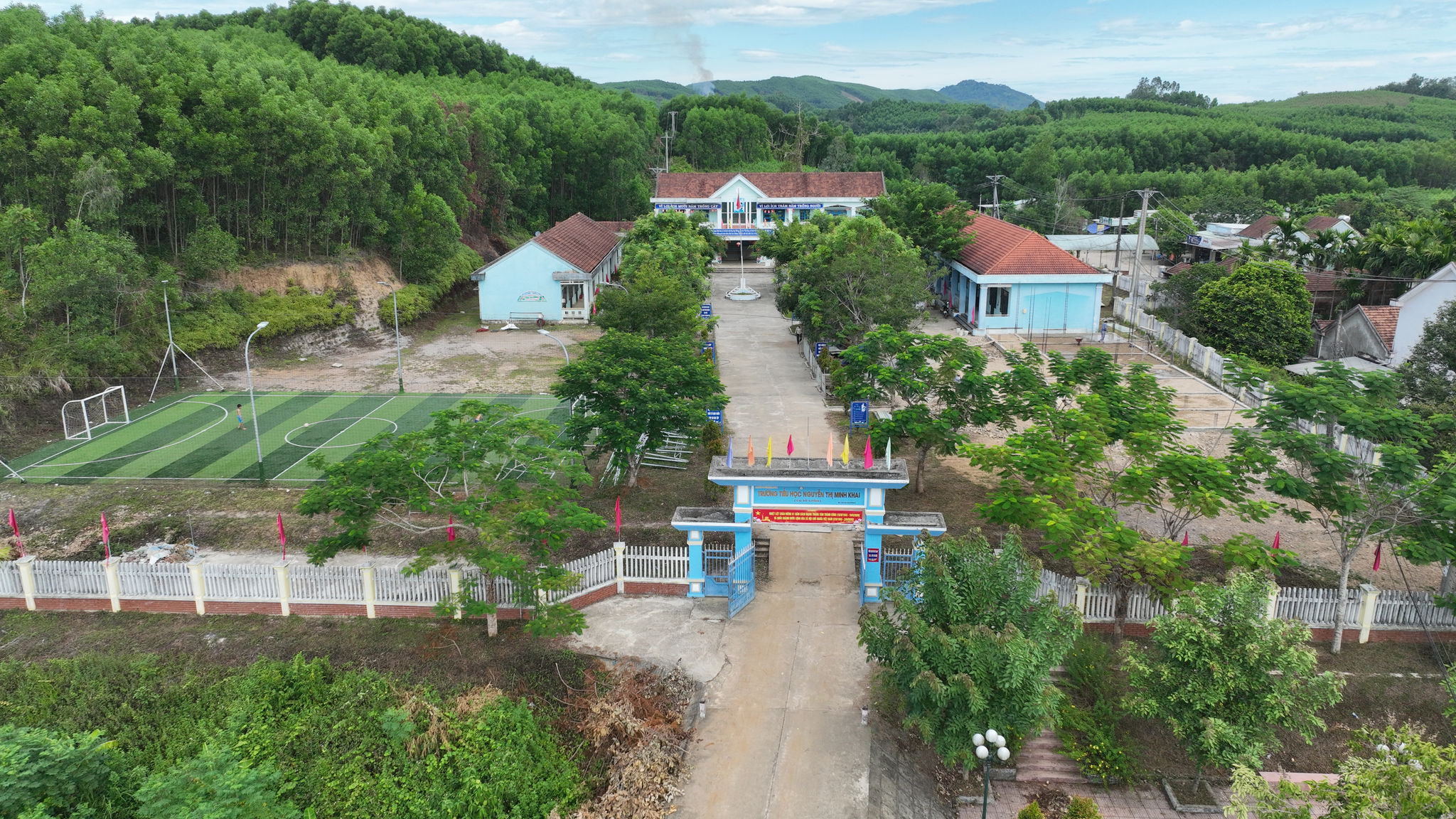 Cơ sở vật chất của các trường học tại xã Đức Phú ngày càng trở nên khang trang. Ảnh: HOÀNG ĐẠO