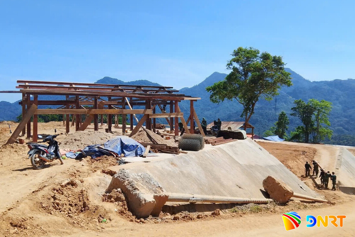Người dân làng Long Pooc dựng nhà ở khu dân cư mới. Ảnh: TRÀ MY