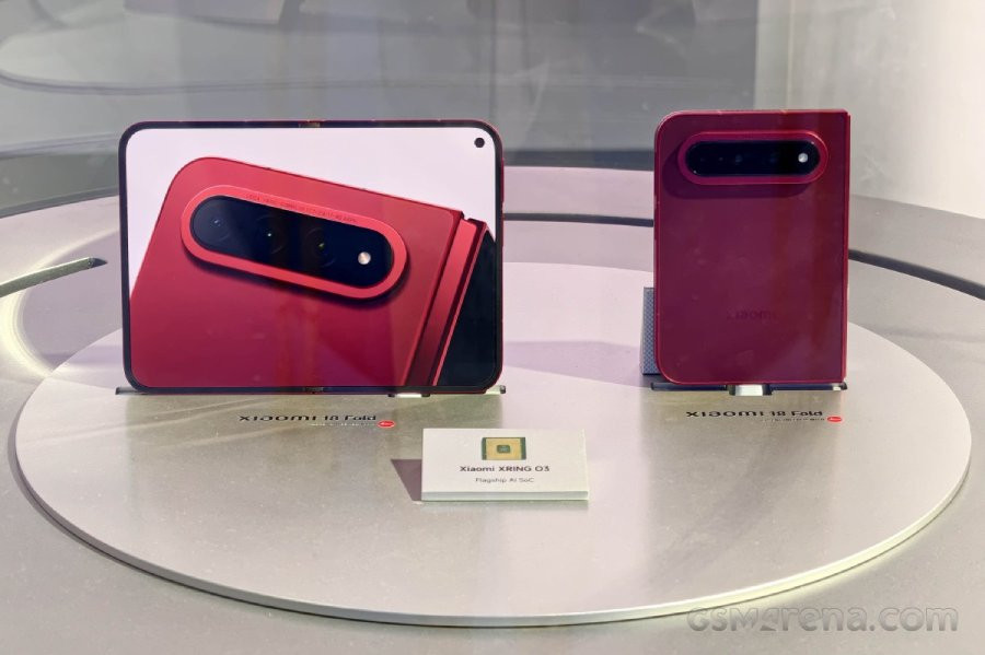 Điện thoại gập Xiaomi 18 Fold phiên bản màu đỏ bắt mắt