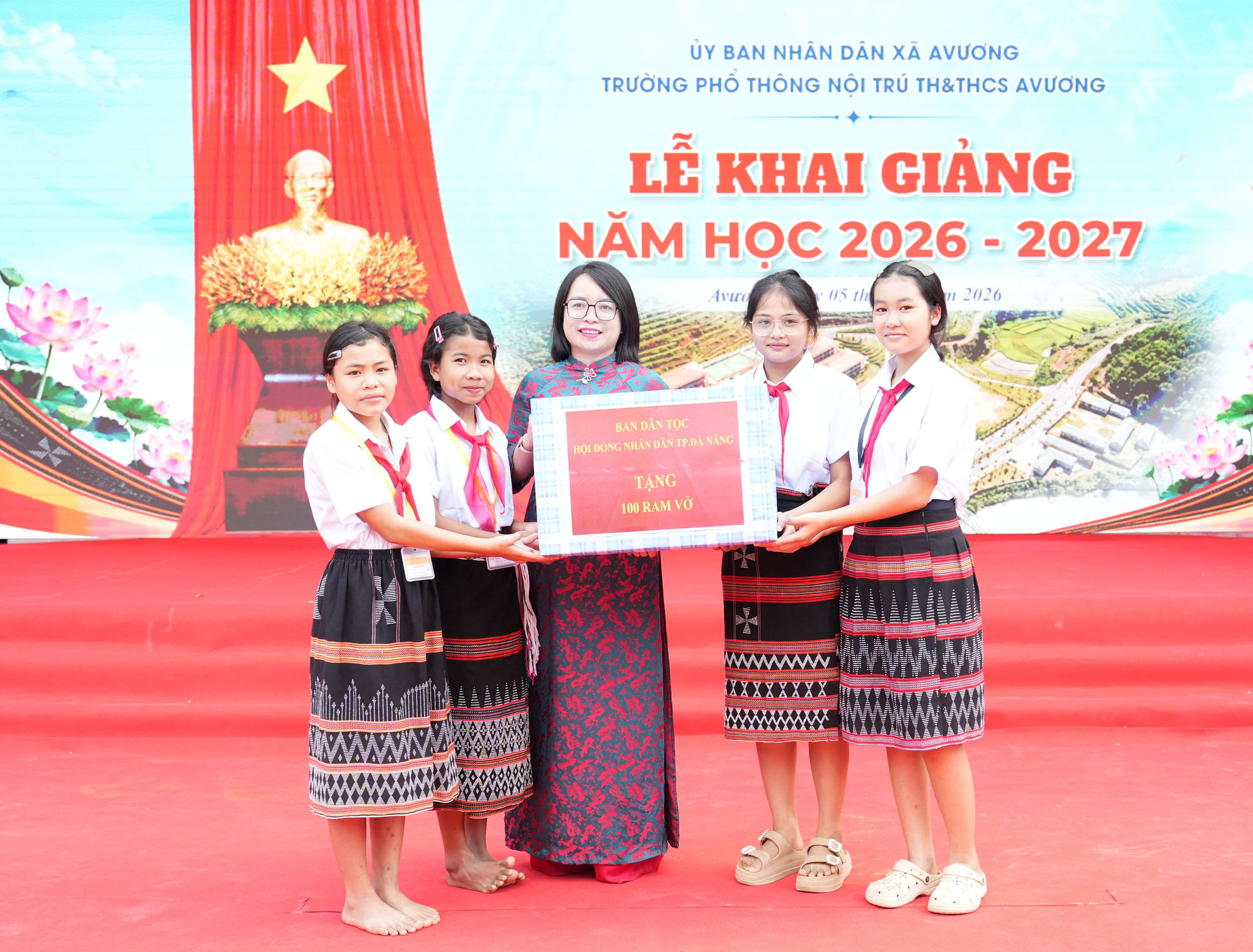 Ban Dân tộc HĐND thành phố trao tặng 100 ram vở cho các em học sinh nhân dịp Lễ khai giảng năm học 2026-2027