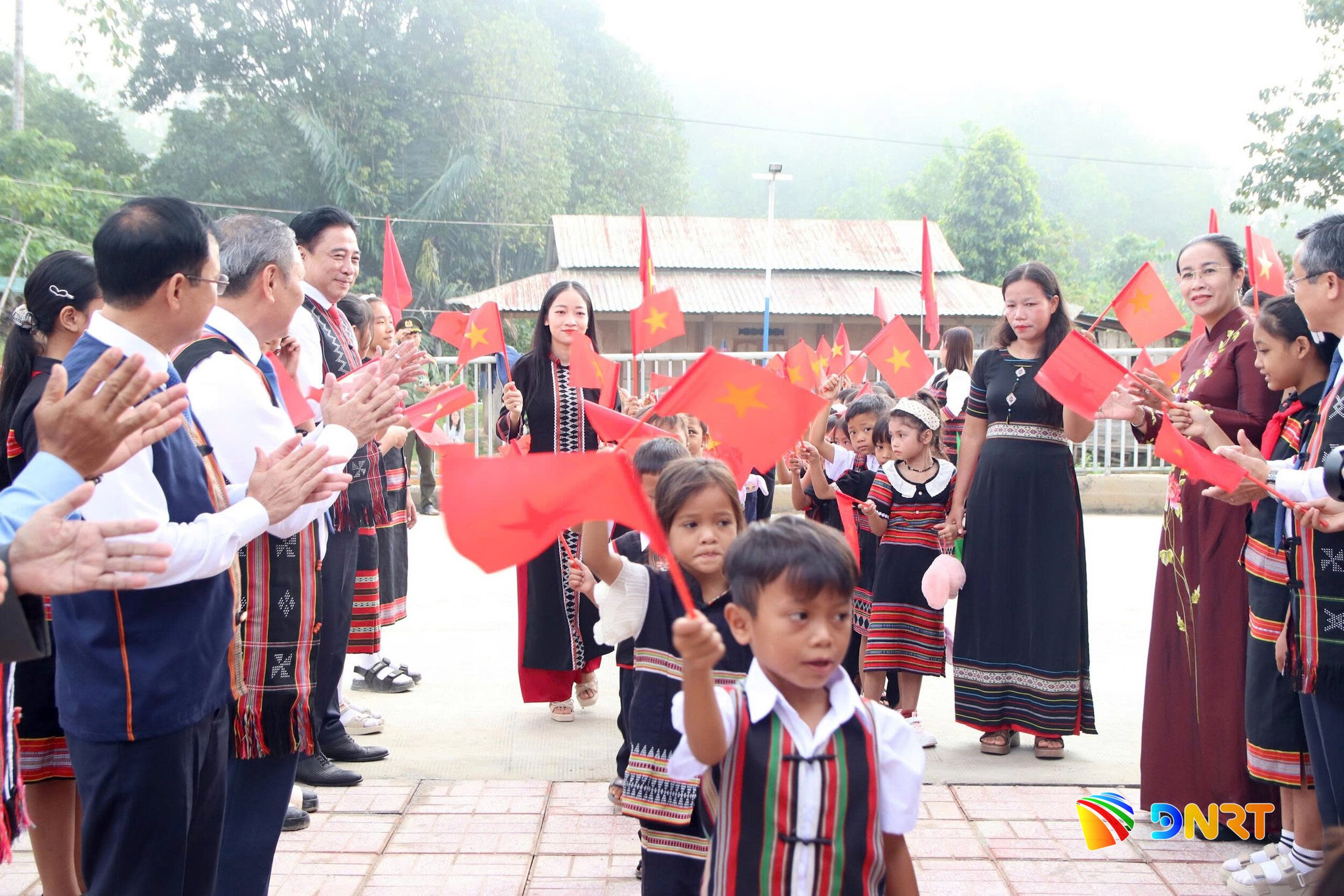 Ảnh 3: Học sinh khối 1 chào đón chào năm học mới: Ảnh: TRỌNG HUY