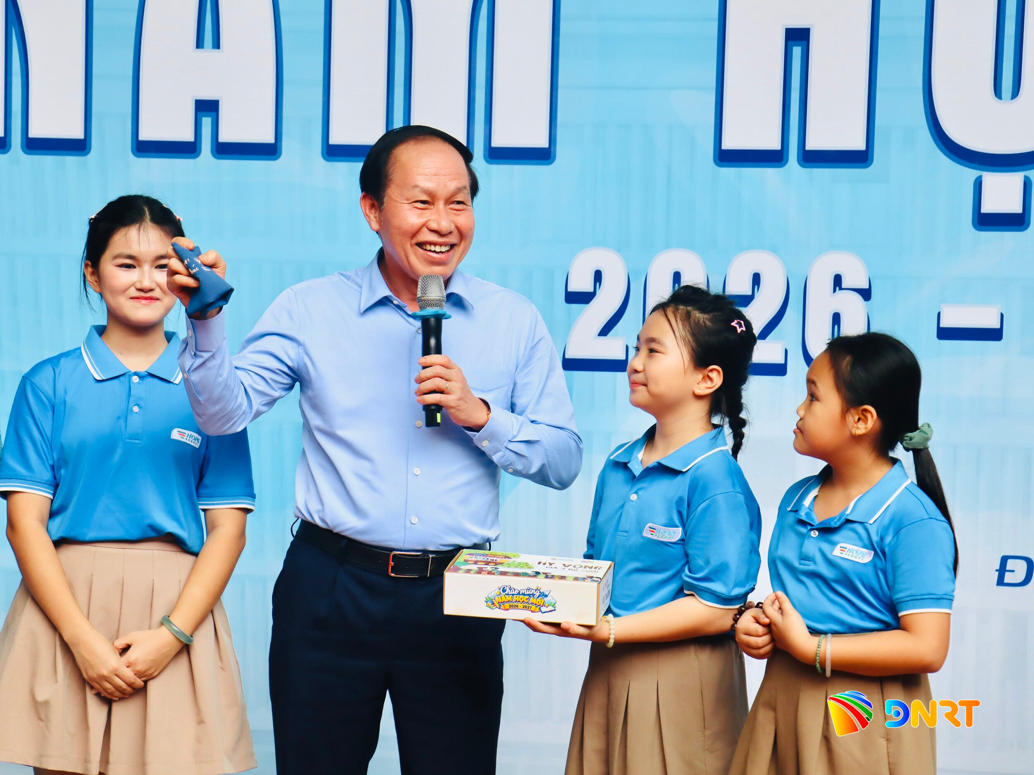 Phó Thủ tướng Chính phủ Lê Tiến Châu bày tỏ niềm vui khi được học sinh trường Hy Vọng tặng quà. Ảnh: QUỐC TUẤN