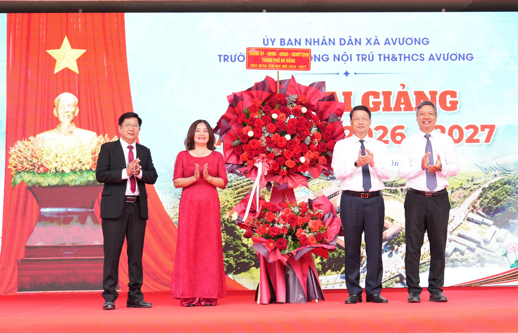 Lãnh đạo thành phố Đà Nẵng tăng hoa chúc mừng Trường PTNT Tiểu học và THCS Avương nhân dịp Lễ khai giảng