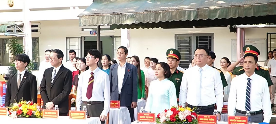 Các đại biểu tham dự lễ chào cờ năm học mới vào sáng 5/9 tại Trường THCS Nguyễn Lương Bằng. Ảnh: P.ANH