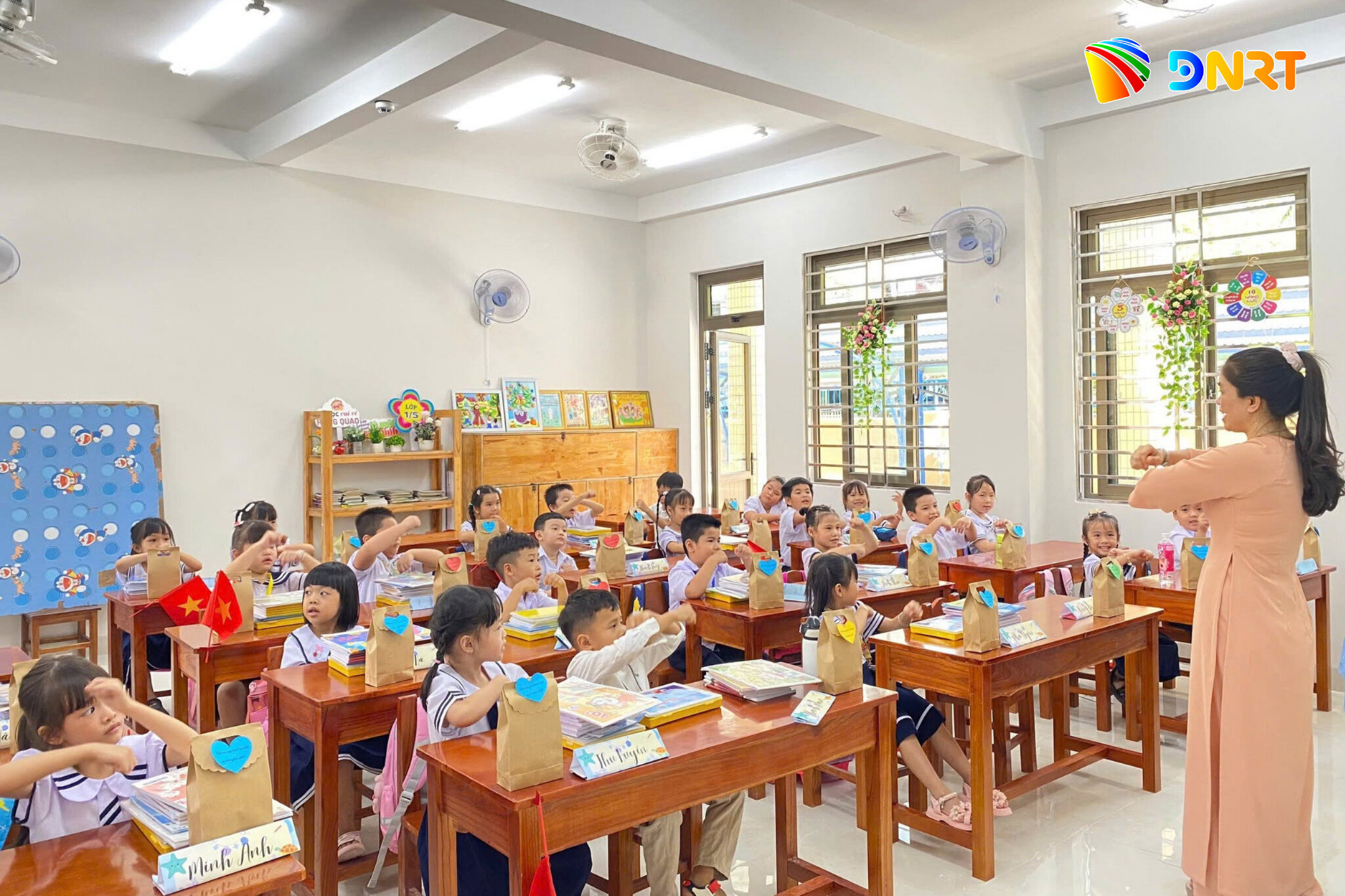 Học sinh Trường Tiểu học Ngô Mây (phường An Hải) trong ngày đầu đến trường. Ảnh: THU HÀ