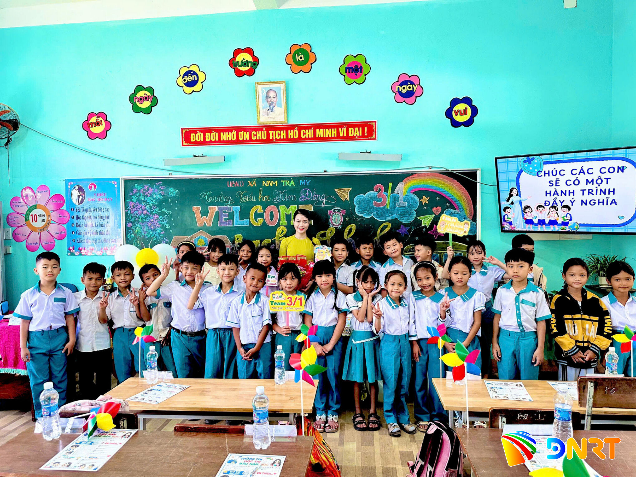 Cô và trò Trường Phổ thông dân tộc bán trú Tiểu học - THCS Trà Mai (xã Nam Trà My) trong ngày đầu năm học mới. Ảnh: NGUYỄN PHÚC