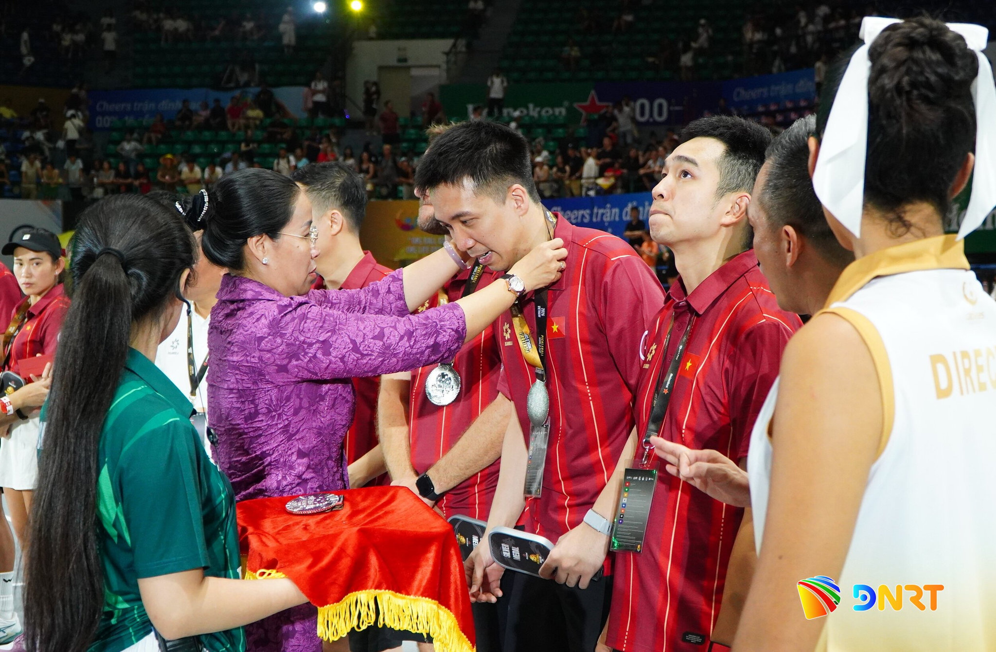 Phó Chủ tịch UBND thành phố Nguyễn Thị Anh Thi, đồng Trưởng ban tổ chức giải trao huy chương bạc cho các thành viên đội tuyển Việt Nam. Ảnh: VINH ANH - BẢO LÂM