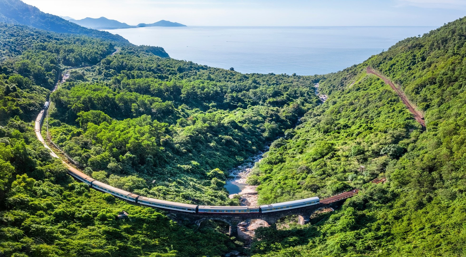 Breathtaking scenery that can only be experienced from a train window. Photo: Internet