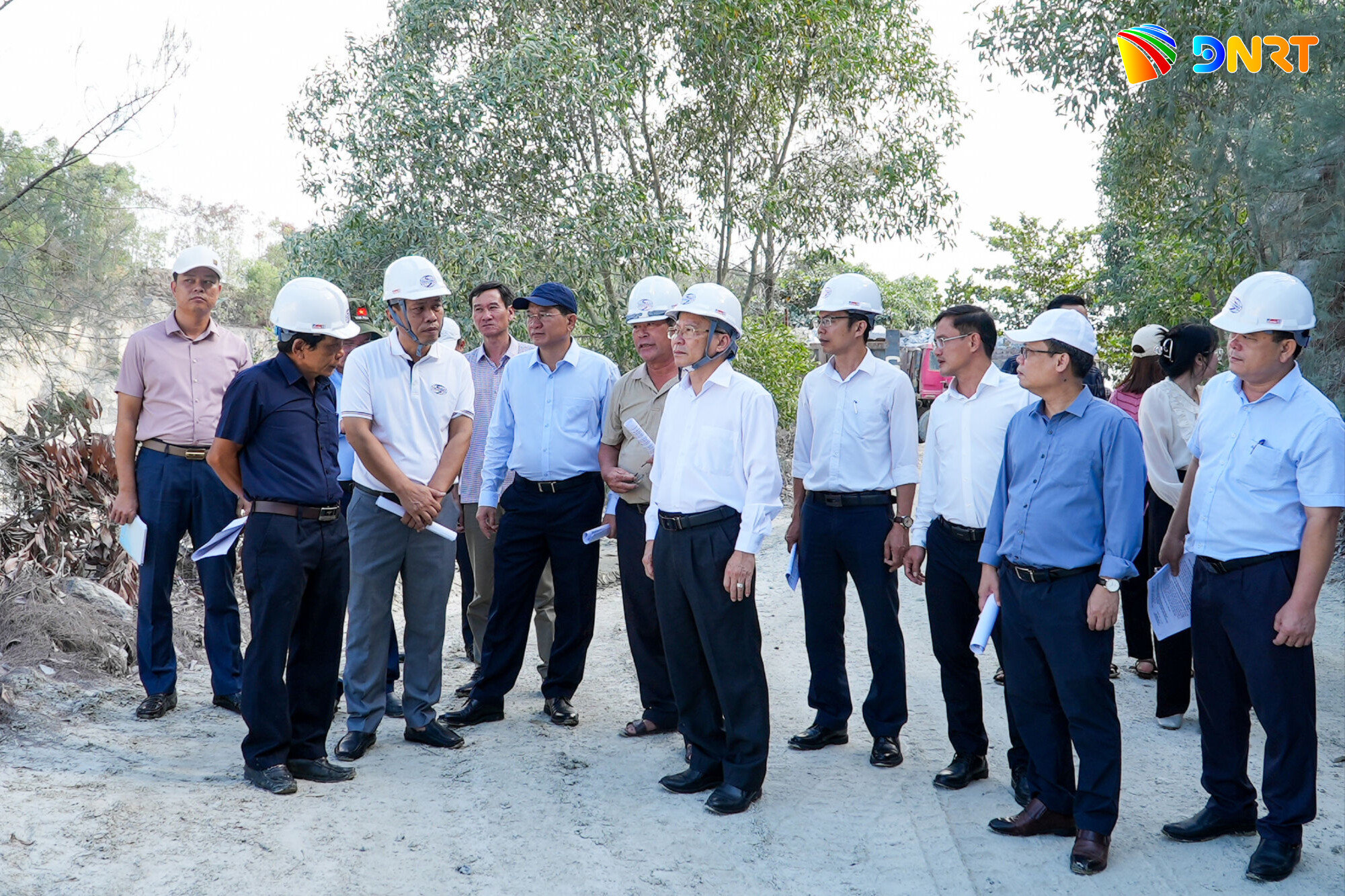 Thường trực HĐND thành phố giám sát hoạt động khai thác khoáng sản trên địa bàn thành phố. Ảnh: HỒ QUÂN