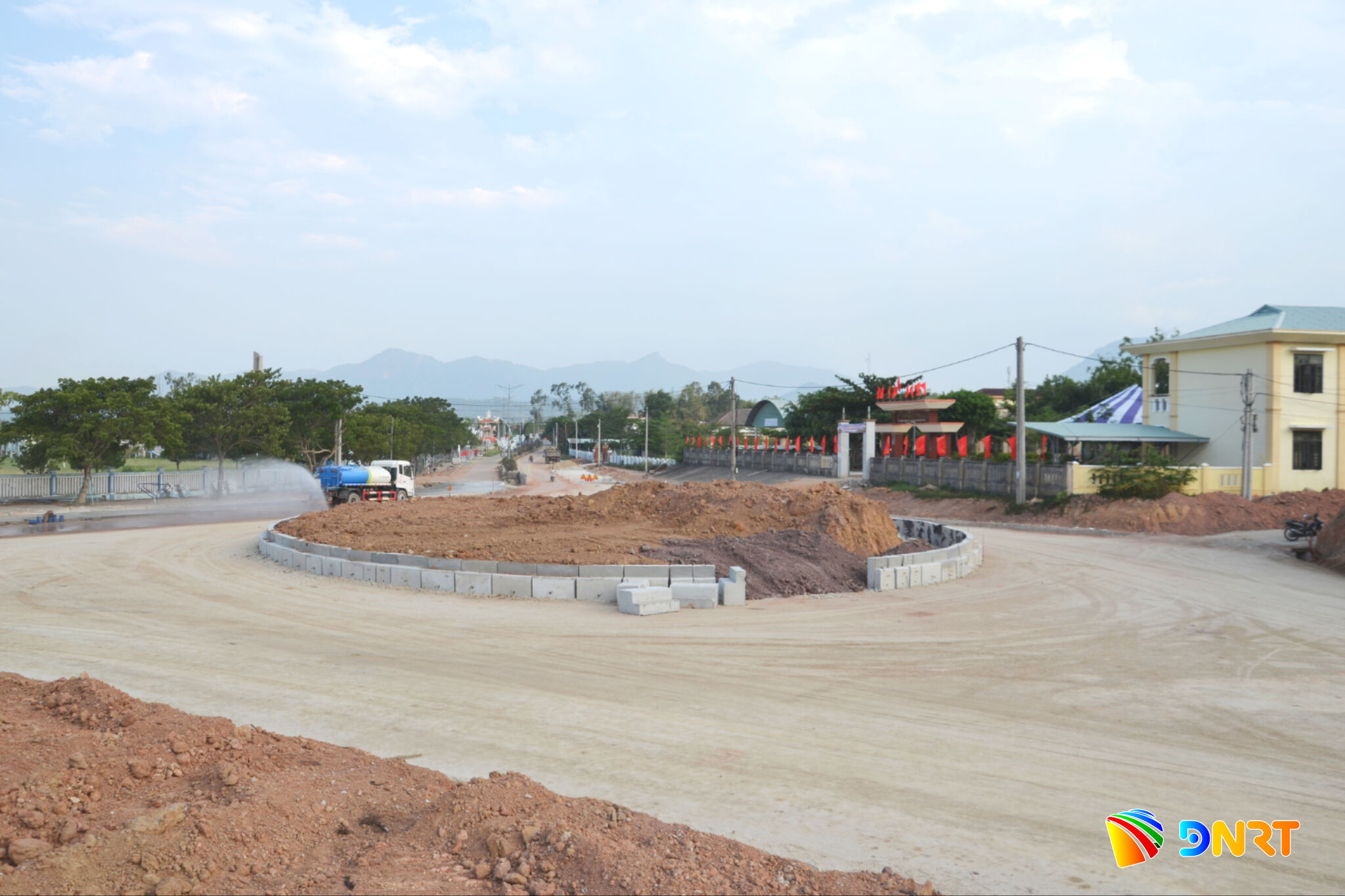 CÔNG TÚ Sau thời gian ngắn vào cuộc quyết liệt, những vướng mắc liên quan đến giải phóng mặt bằng thi công đường dẫn của nhiều cây cầu đã dần được tháo gỡ, bàn giao mặt bằng cho nhà thầu. Có mặt bằng sạch Chủ tịch UBND xã Hiệp Đức Lưu Hoàng Ân thông tin, ngày 30/8, địa phương và đơn vị liên quan đã về đích công tác giải phóng mặt bằng Dự án cầu Tân Bình và đường tránh quốc lộ 14E qua nội thị Tân Bình. Trước đó, thực hiện chỉ đạo của UBND thành phố, ngày 23/6, xã Hiệp Đức đã tiếp nhận dự án từ Ba