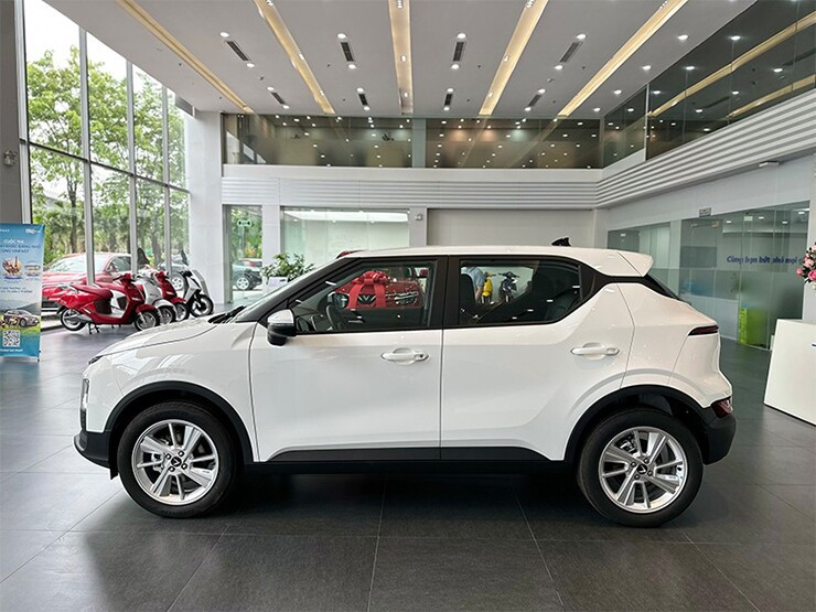 Đuôi xe VinFast VF 5 với dải phản quang hình cánh chim