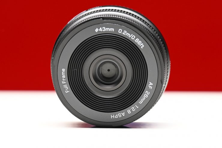 Trọng lượng siêu nhẹ của Viltrox AF 26mm F2.8 EVO