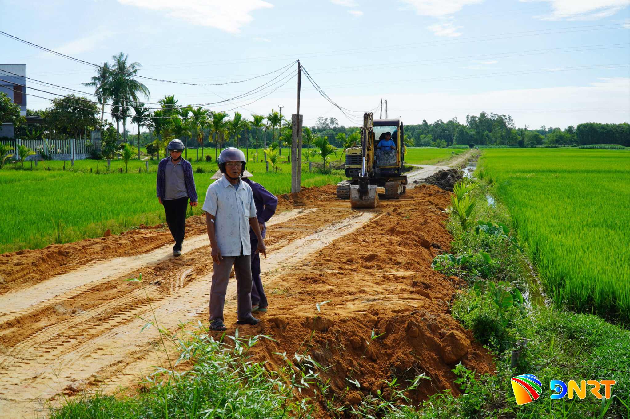 Người dân thôn Tân Quý (xã Chiên Đàn) đồng thuận hiến đất mở rộng đường giao thông nối từ kênh chính Phú Ninh 5 đi đập Ông Tề đến tuyến ĐH11. Ảnh: N.ĐOAN