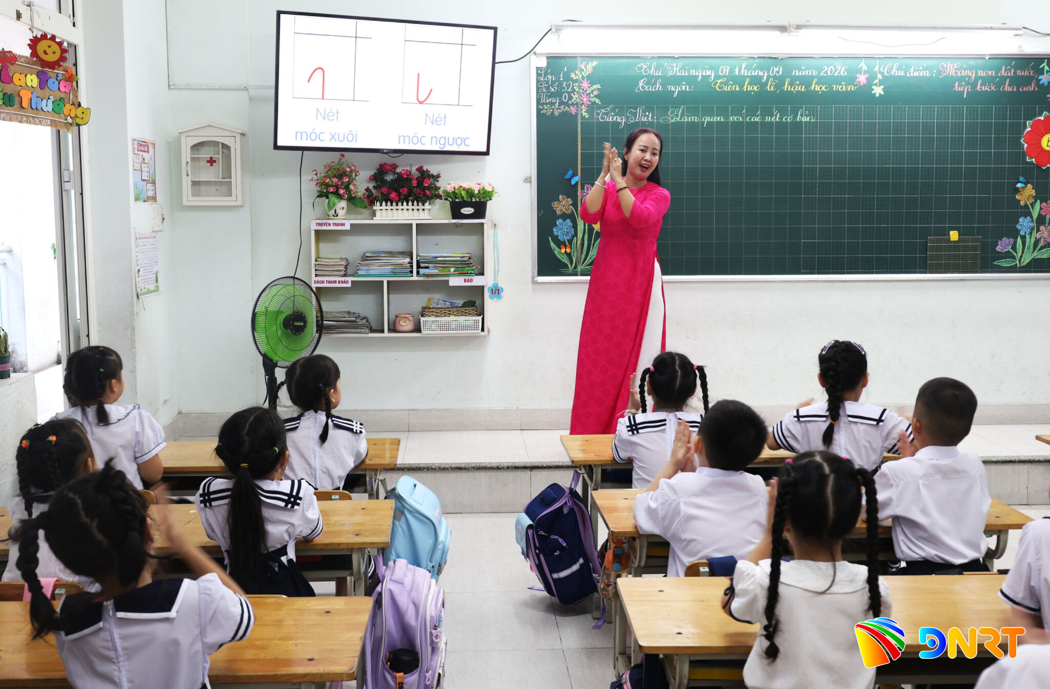 Học sinh lớp 1 Trường Tiểu học Trần Cao Vân (phường Thanh Khê) làm quen với các nét cơ bản. Ảnh: NGỌC HÀ