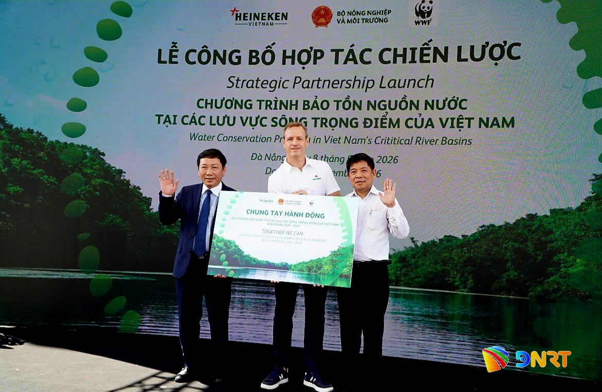 Đại diện Bộ Nông nghiệp và Môi trường, WWF-Việt Nam và HEINEKEN Việt Nam trao bảng tượng trưng chung tay hành động