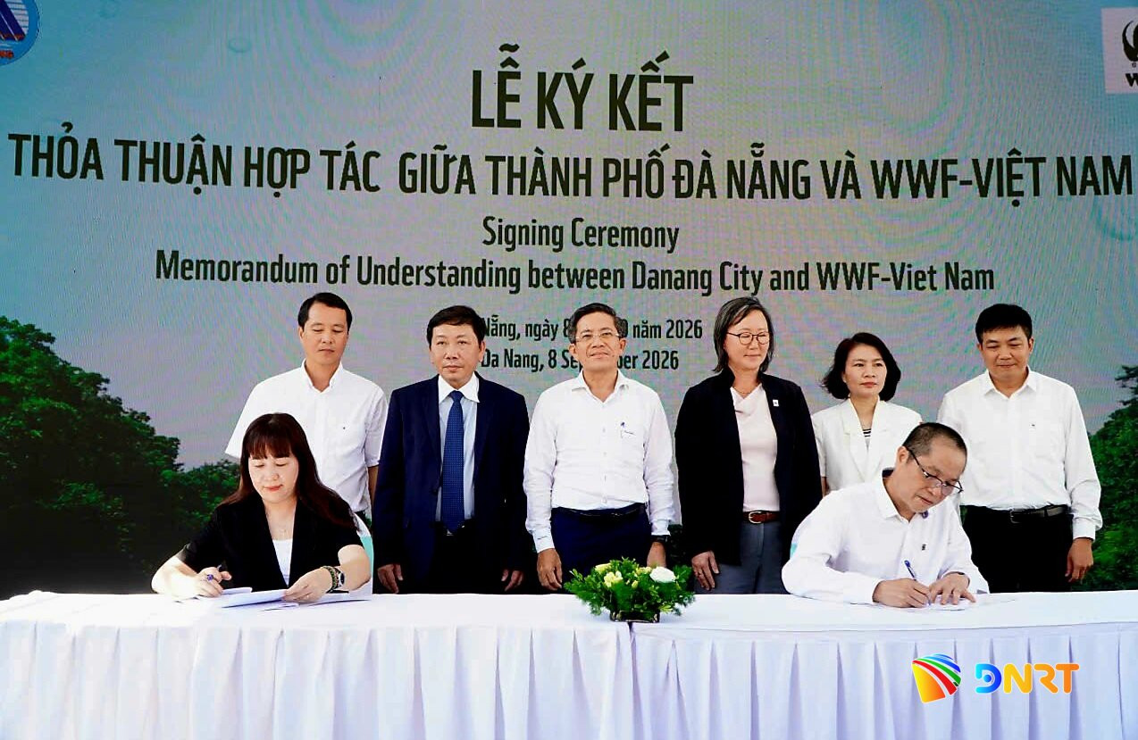 Đain diện UBND thành phố Đà Nẵng và WWF - Việt Nam ký kết biên bản ghi nhớ hợp tác. Ảnh: TÂM ĐAN