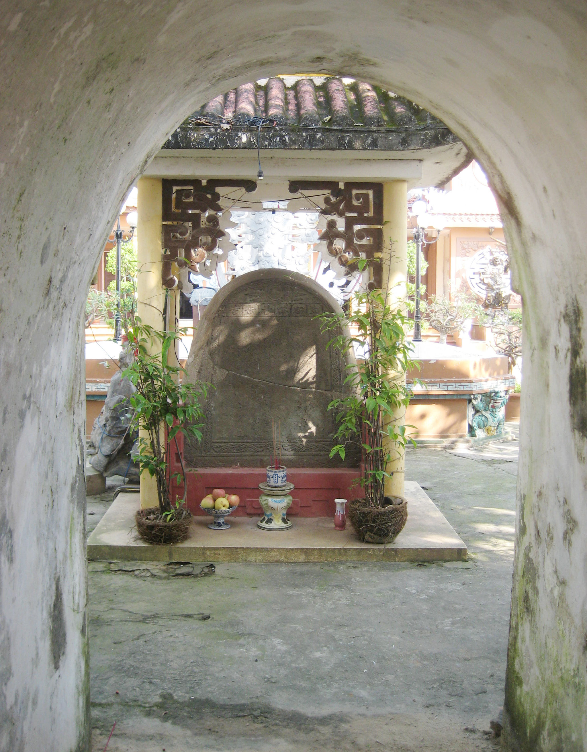 Văn bia chùa An Long. Ảnh H.A