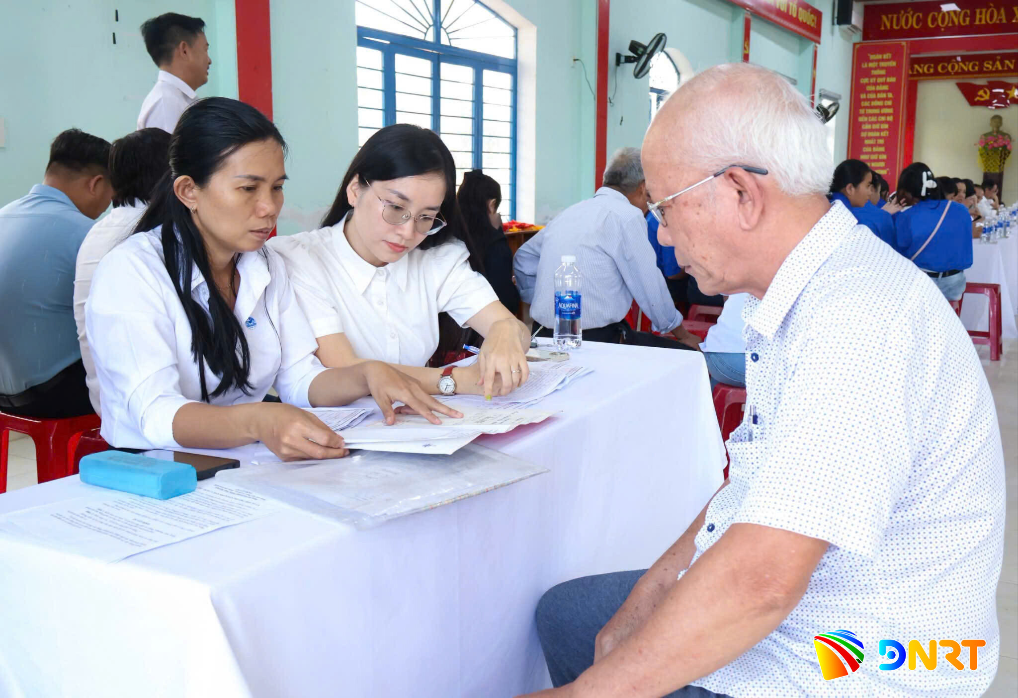 Việc lấy sự hài lòng của người dân làm thước đo là giải pháp căn cơ để khắc phục tình trạng e ngại rủi ro, làm việc cầm chừng trong thực thi công vụ. Ảnh: TRẦN TRÚC