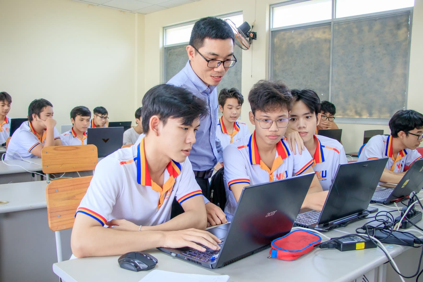 Sinh viên thực hành công nghệ