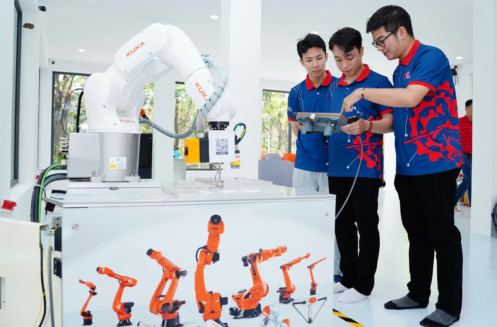 Sinh viên nghiên cứu robot