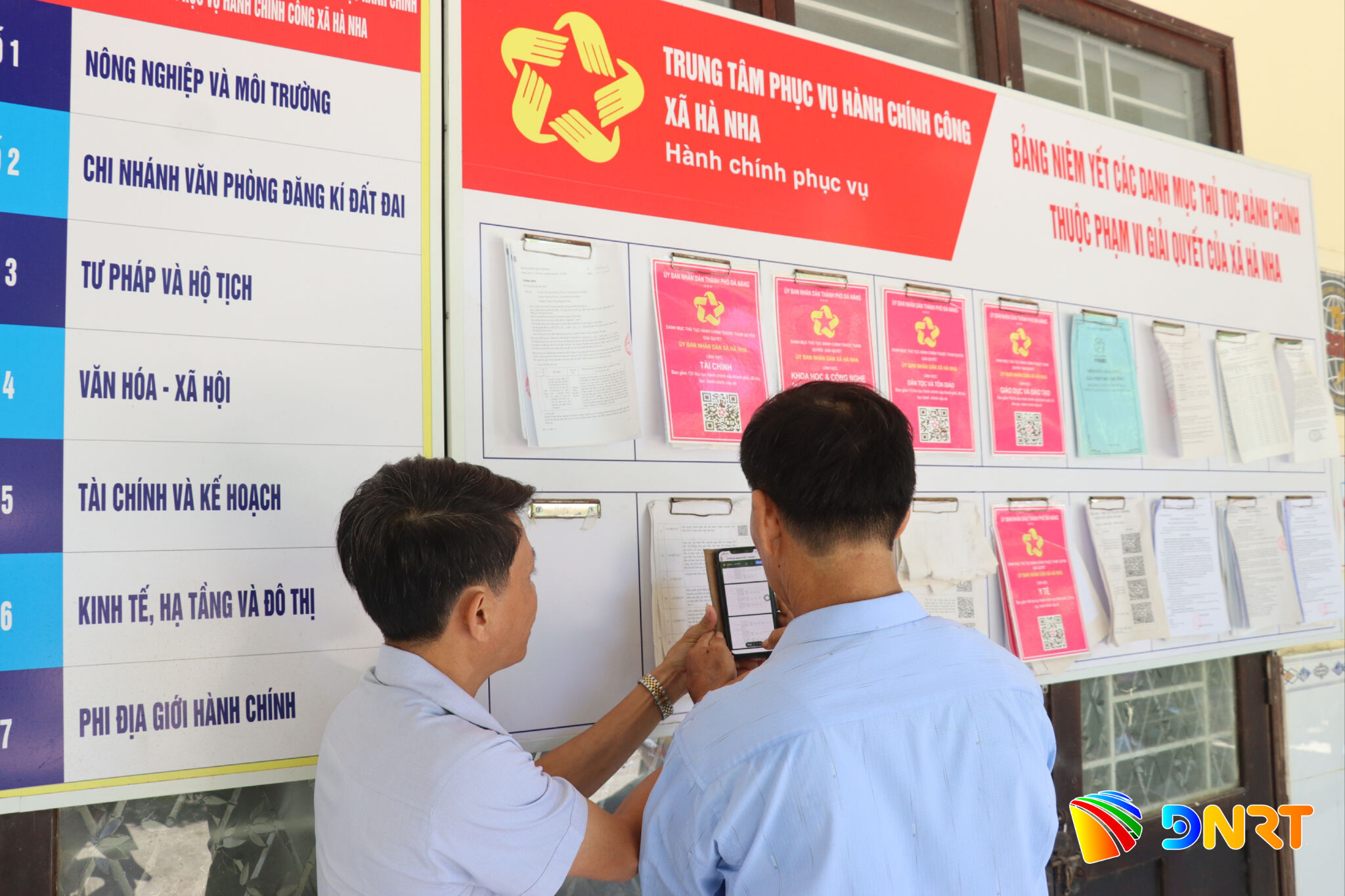 Cán bộ hướng dẫn người dân thực hiện thủ tục tại Trung tâm Phục vụ hành chính công xã Hà Nha. Ảnh: TRẦN TRÚC