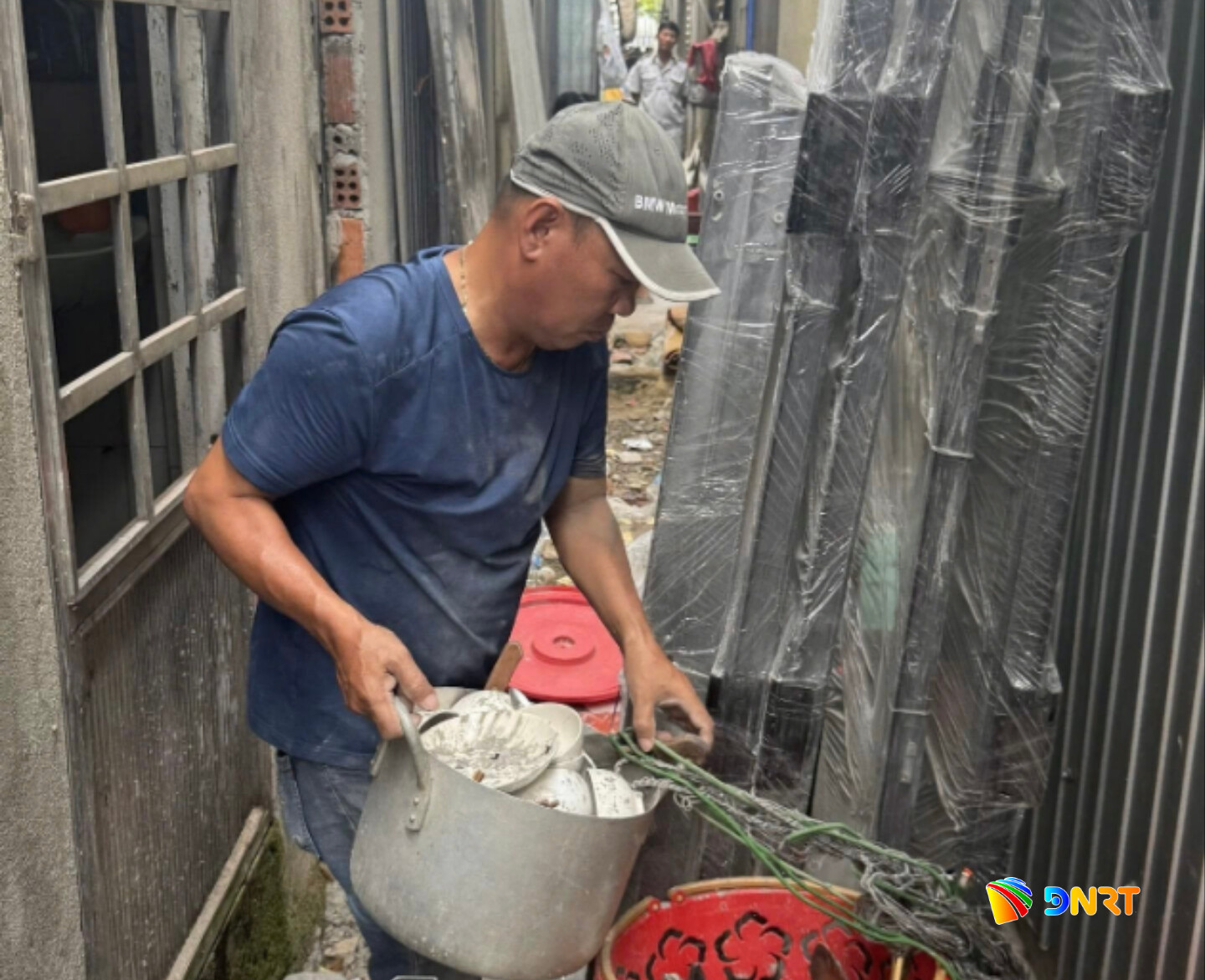 Trung tâm Cung ứng dịch vụ sự nghiệp công phối hợp Công an phường Sơn Trà kiểm tra tình trạng lấn chiếm lối thoát hiểm sau phản ánh của người dân. Ảnh: ĐVCC