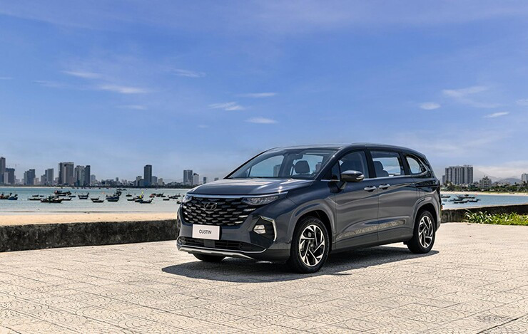 Ngoại h&igrave;nh hiện đại v&agrave; bề thế của Hyundai Custin tr&ecirc;n đường phố
