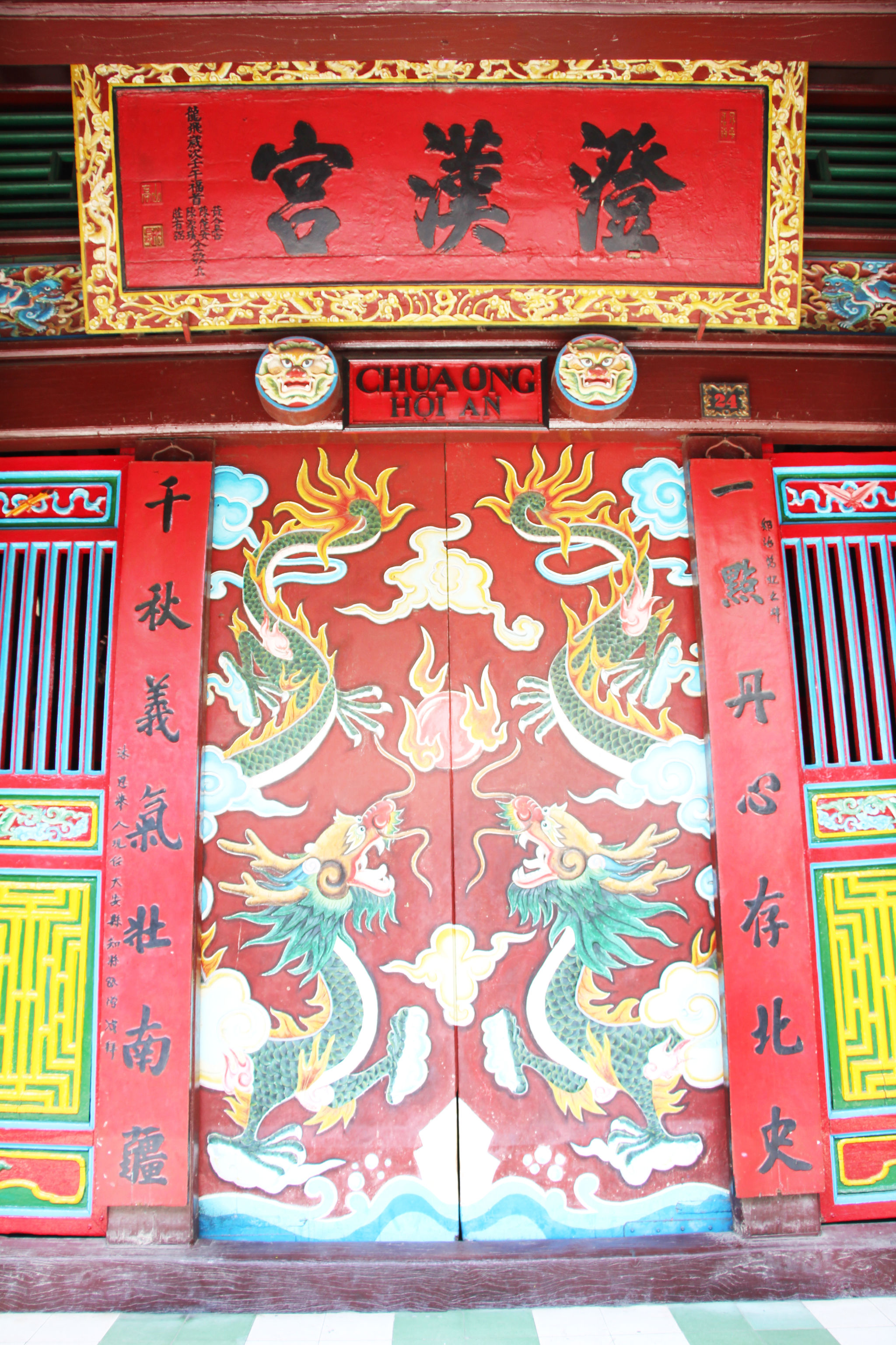 Hoành phi, liễn đối ở Trừng Hán Cung (Hội An). Ảnh Hoài An