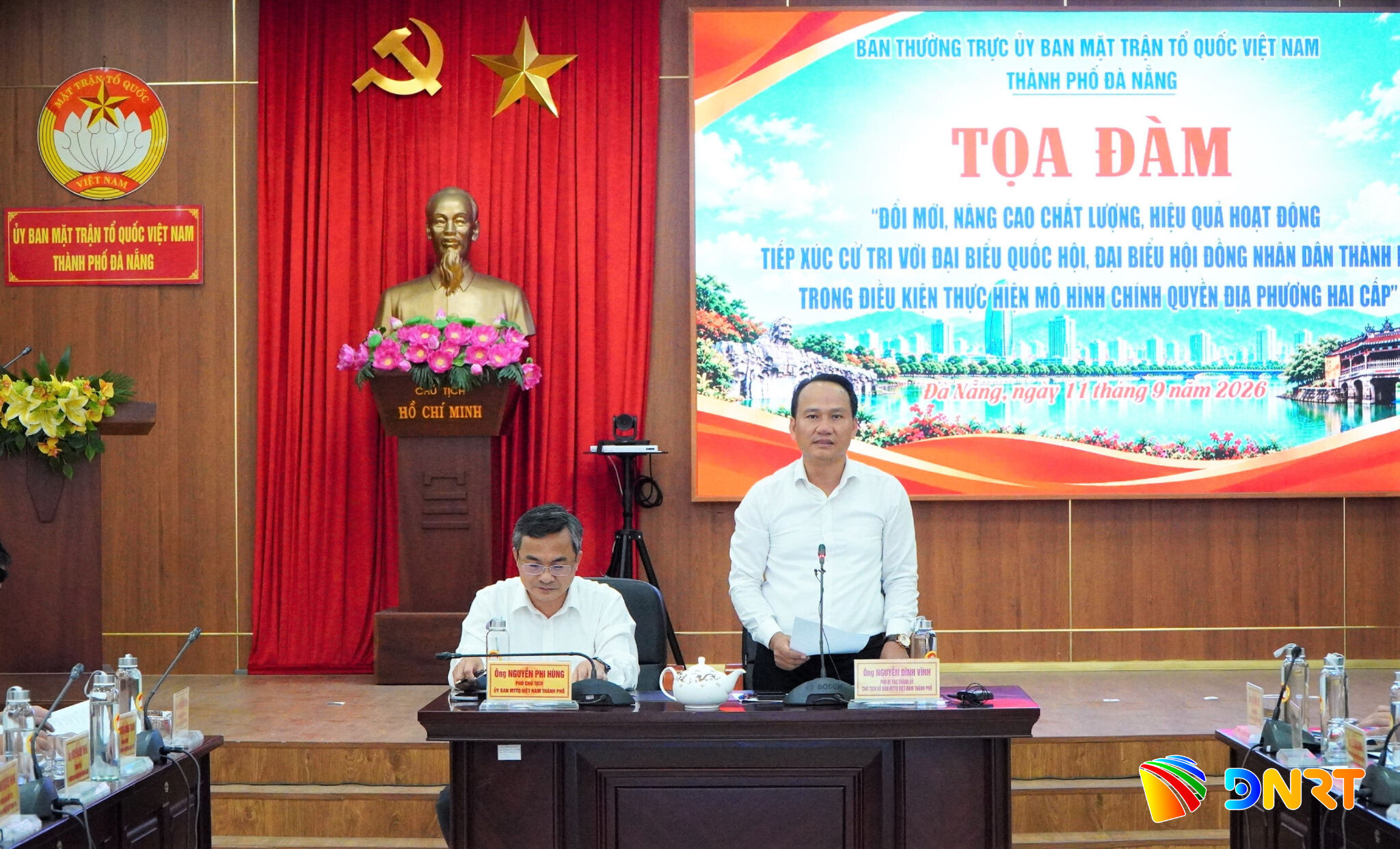 Phó Bí thư Thành ủy, Chủ tịch Ủy ban MTTQ Việt Nam thành phố Nguyễn Đình Vĩnh (bên phải) và Phó Chủ tịch Ủy ban MTTQ Việt Nam thành phố Nguyễn Phi Hùng chủ trì tọa đàm. Ảnh: VINH ANH
