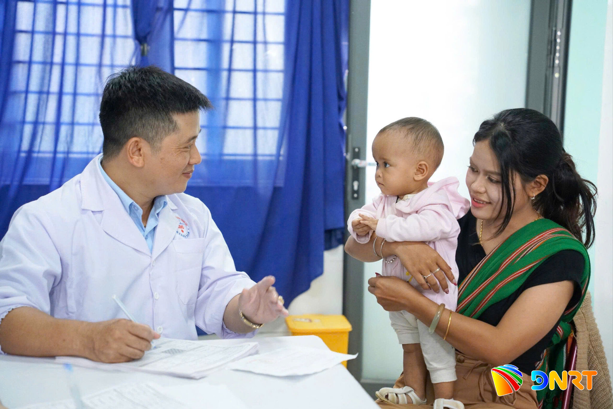 Chị Hồ Thị Hương tích cực đưa con tham gia các buổi tư vấn, khảo sát về dinh dưỡng và chăm sóc trẻ nhỏ, qua đó có thêm kiến thức để chăm sóc con phù hợp hơn. Ảnh: DUY AN
