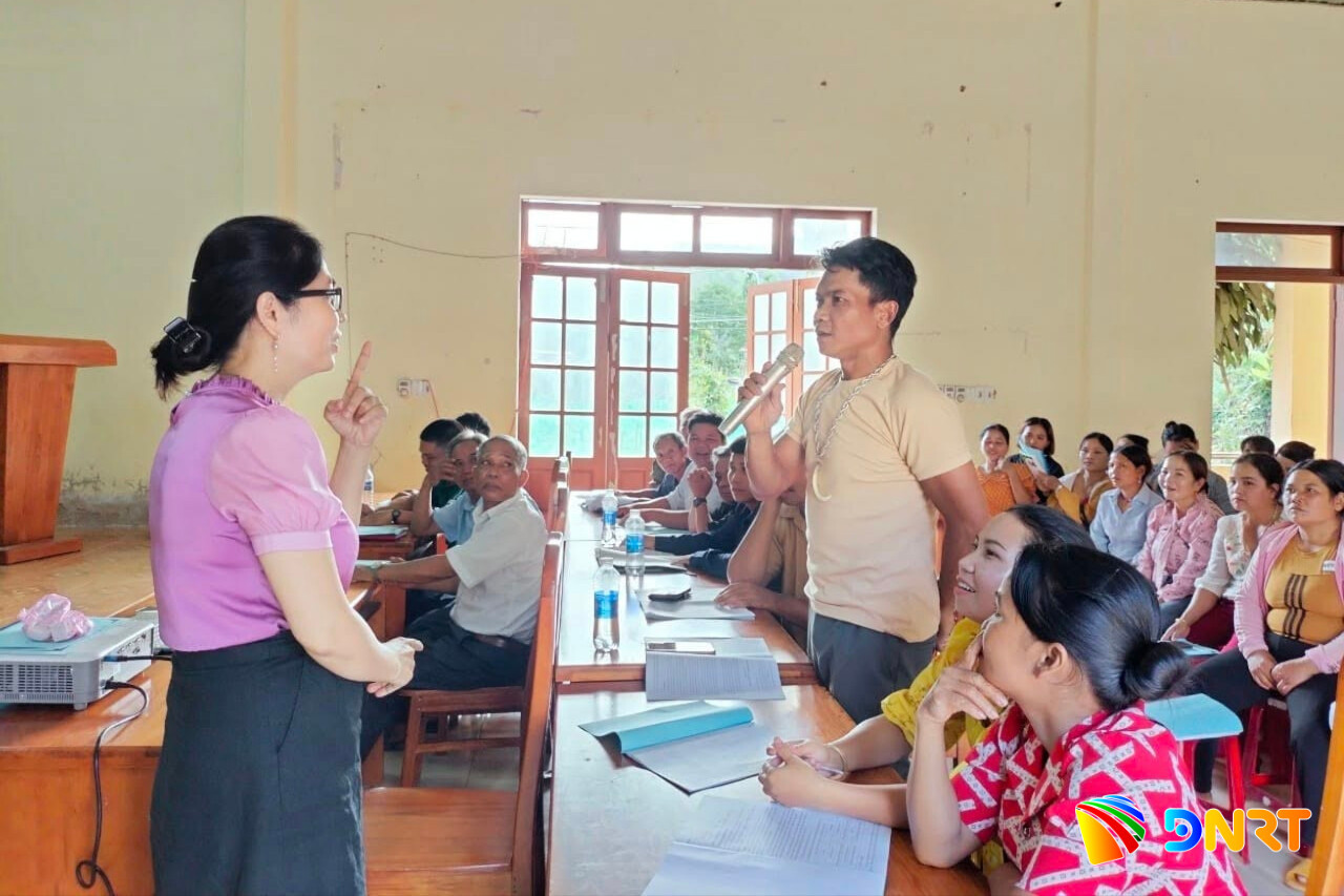 Chị Trần Thị Thúy Hà, Phó trưởng Ban Công tác phụ nữ thành phố tập huấn cho Tổ truyền thông cộng đồng thuộc Dự án 8 tại xã Tây Giang. Ảnh: L.P