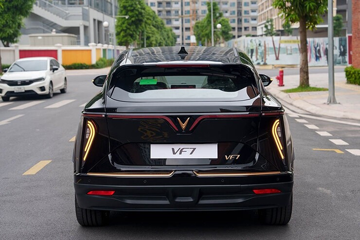 Thân xe VinFast VF 7 sở hữu mâm kích thước lớn