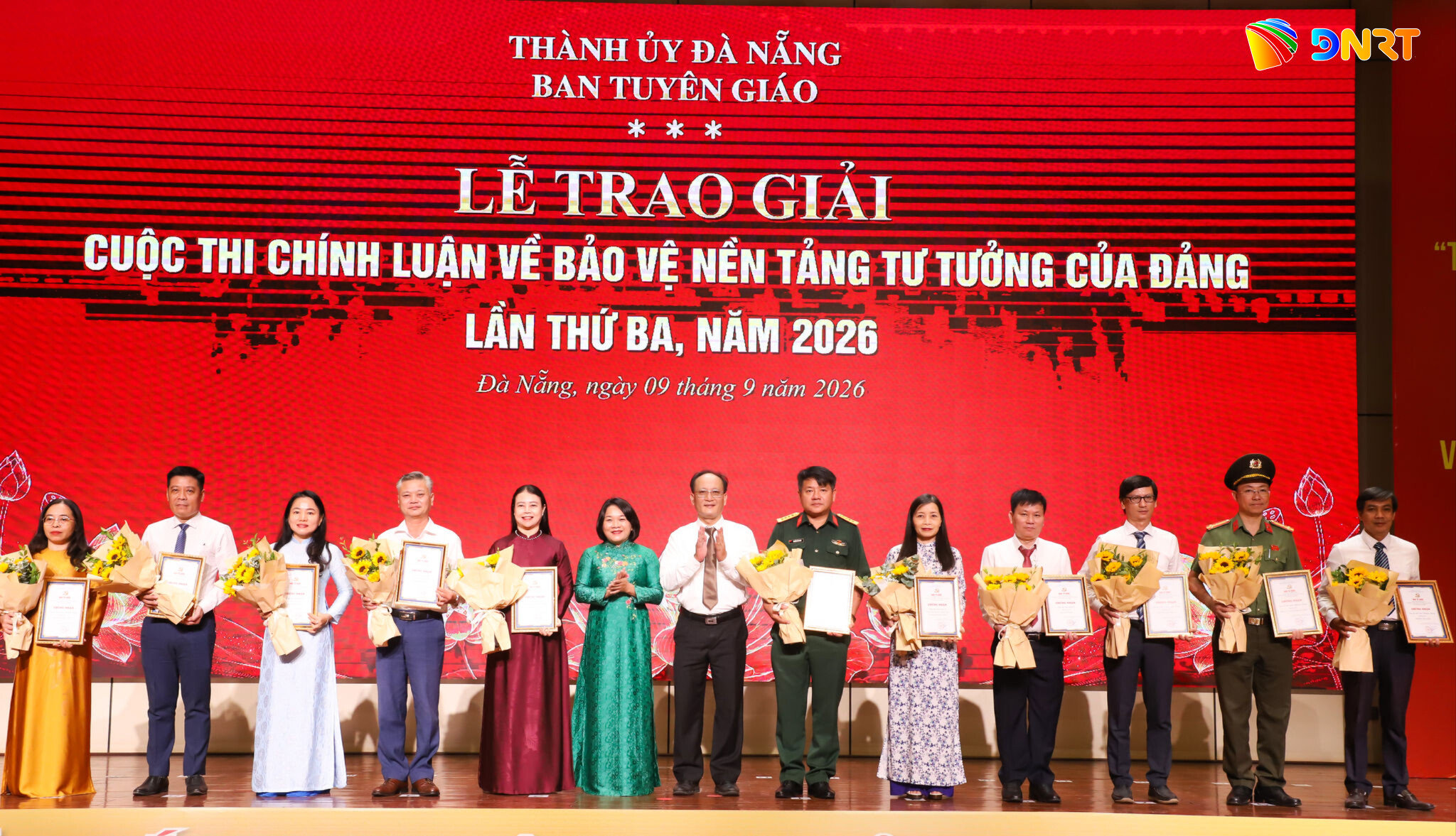 Trao giải cuộc thi cho các tập thể. Ảnh: NGỌC PHÚ