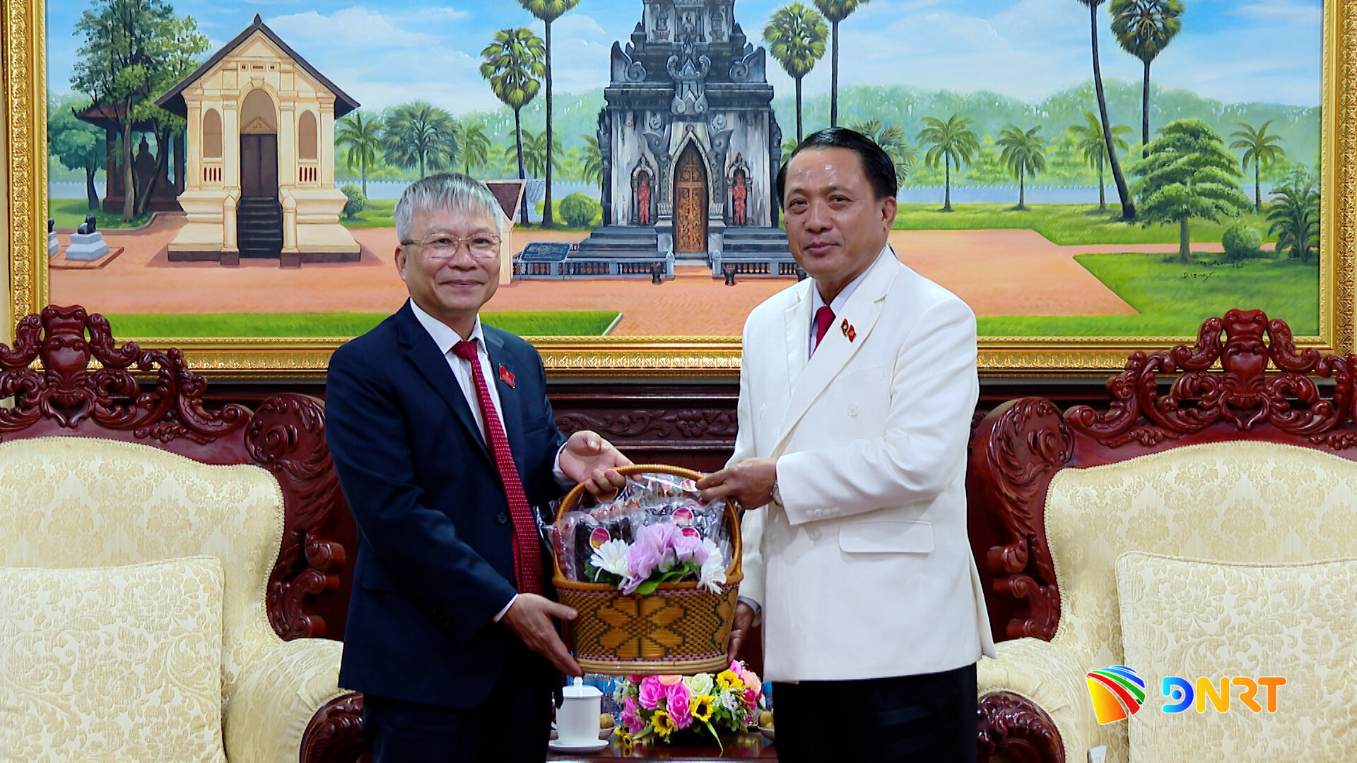 bi-thtinh-savan-trao-qua-luu-niem-cho-da-nang(1).jpeg