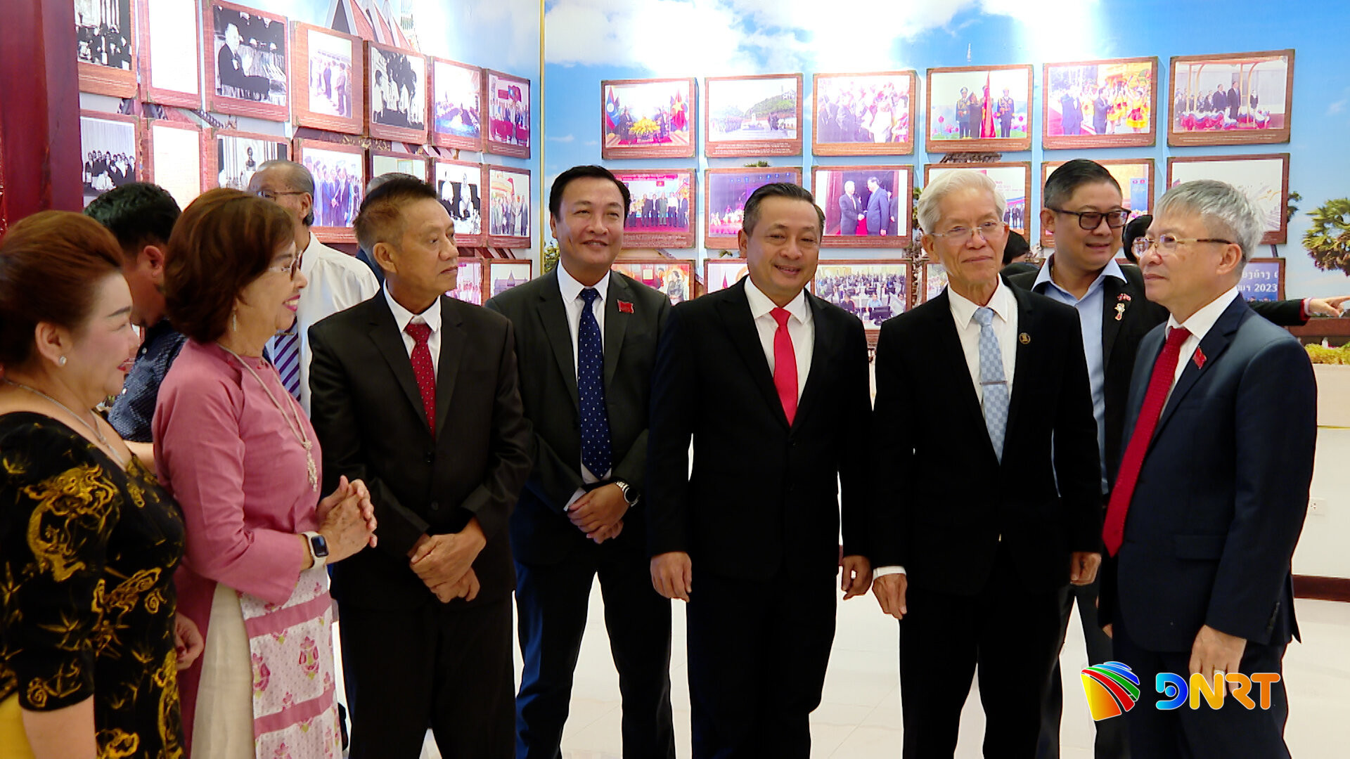 chu-tich-tham-quan-khu-luu-niem(1).jpg