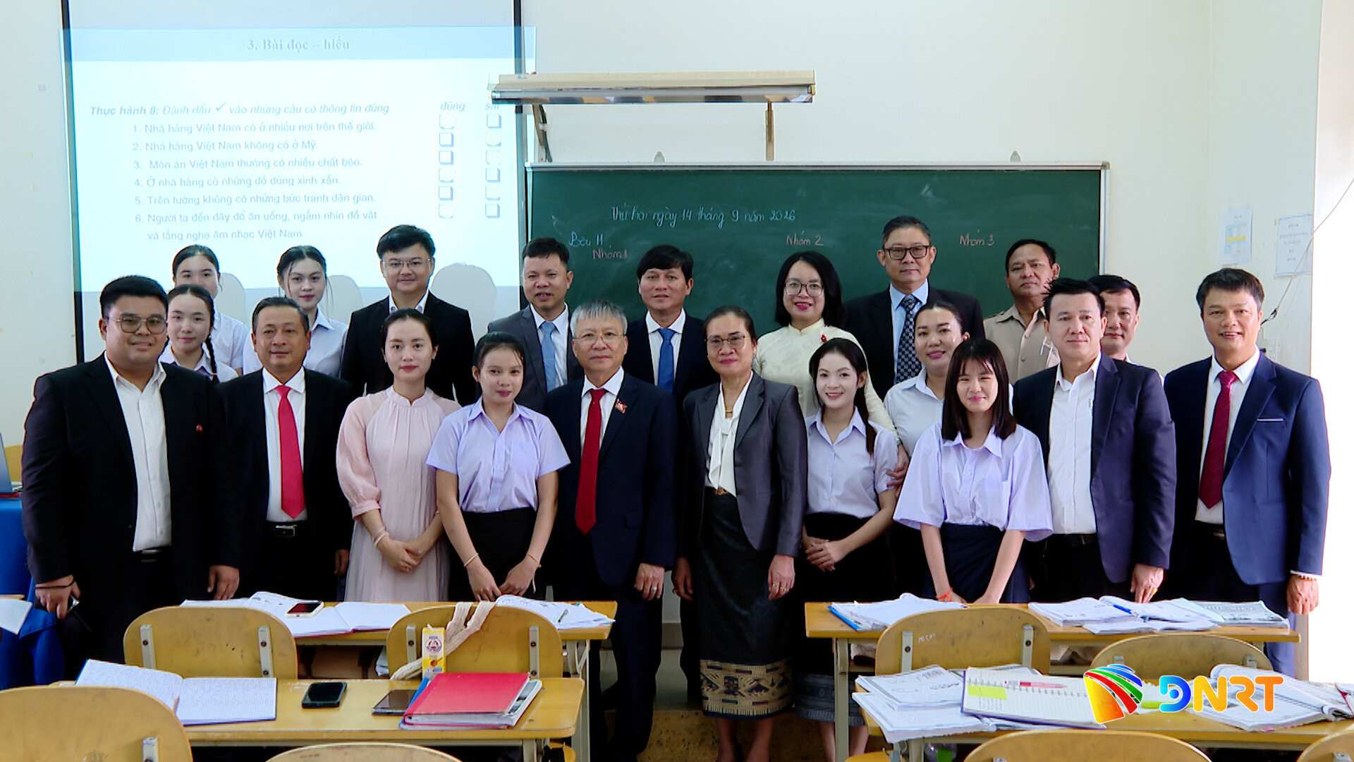 chup-hinh-luu-niem-voi-giao-vien-va-hoc-sinh(1).jpg