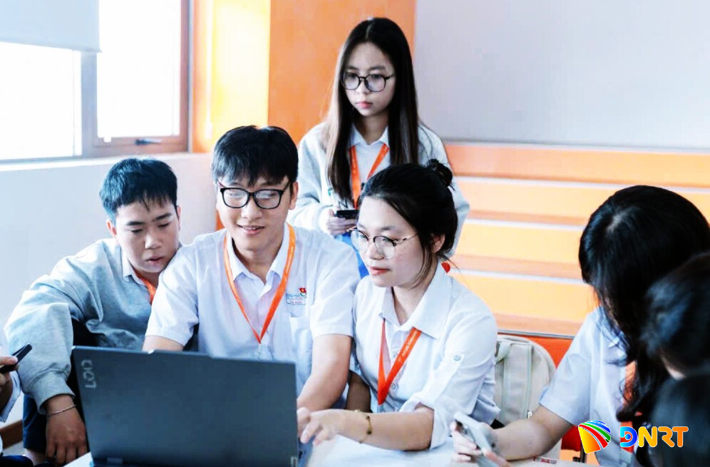 Học sinh Trường THPT Nguyễn Văn Thoại trong một buổi tập huấn về AI. Ảnh: NGỌC HÀ