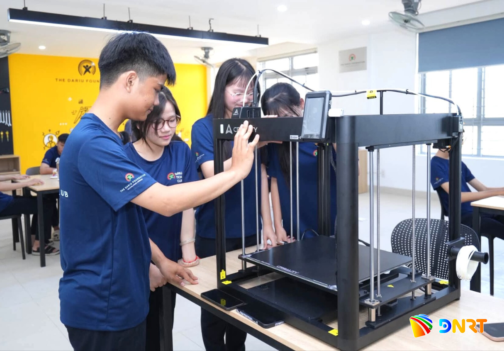 Học sinh Trường THPT Nguyễn Văn Thoại tiếp cận thiết bị hiện đại tại Không gian sáng tạo dành cho học sinh toàn trường. Ảnh: NGỌC HÀ