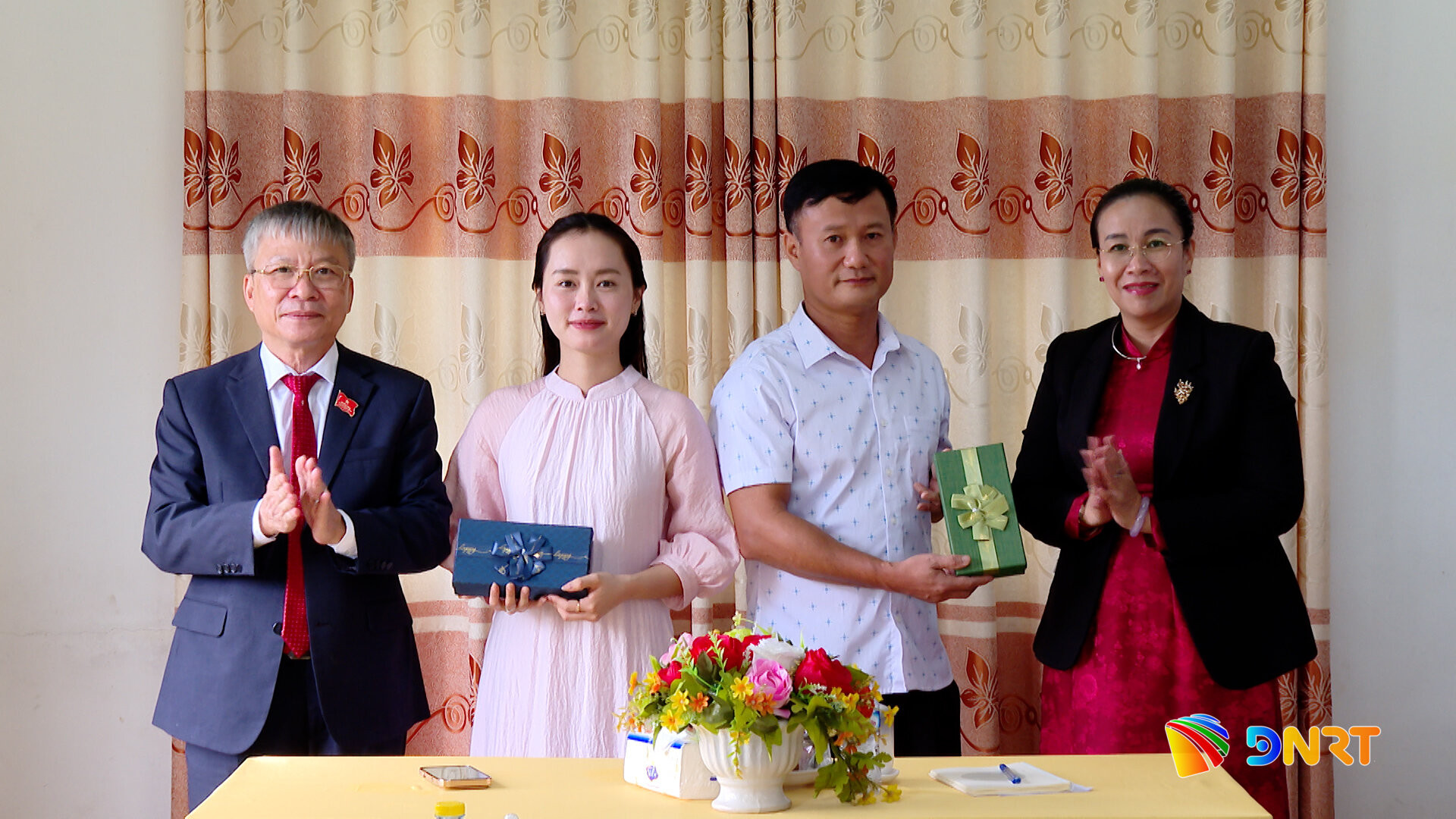 TANG QUA CHO 2 GIAO VIẸN