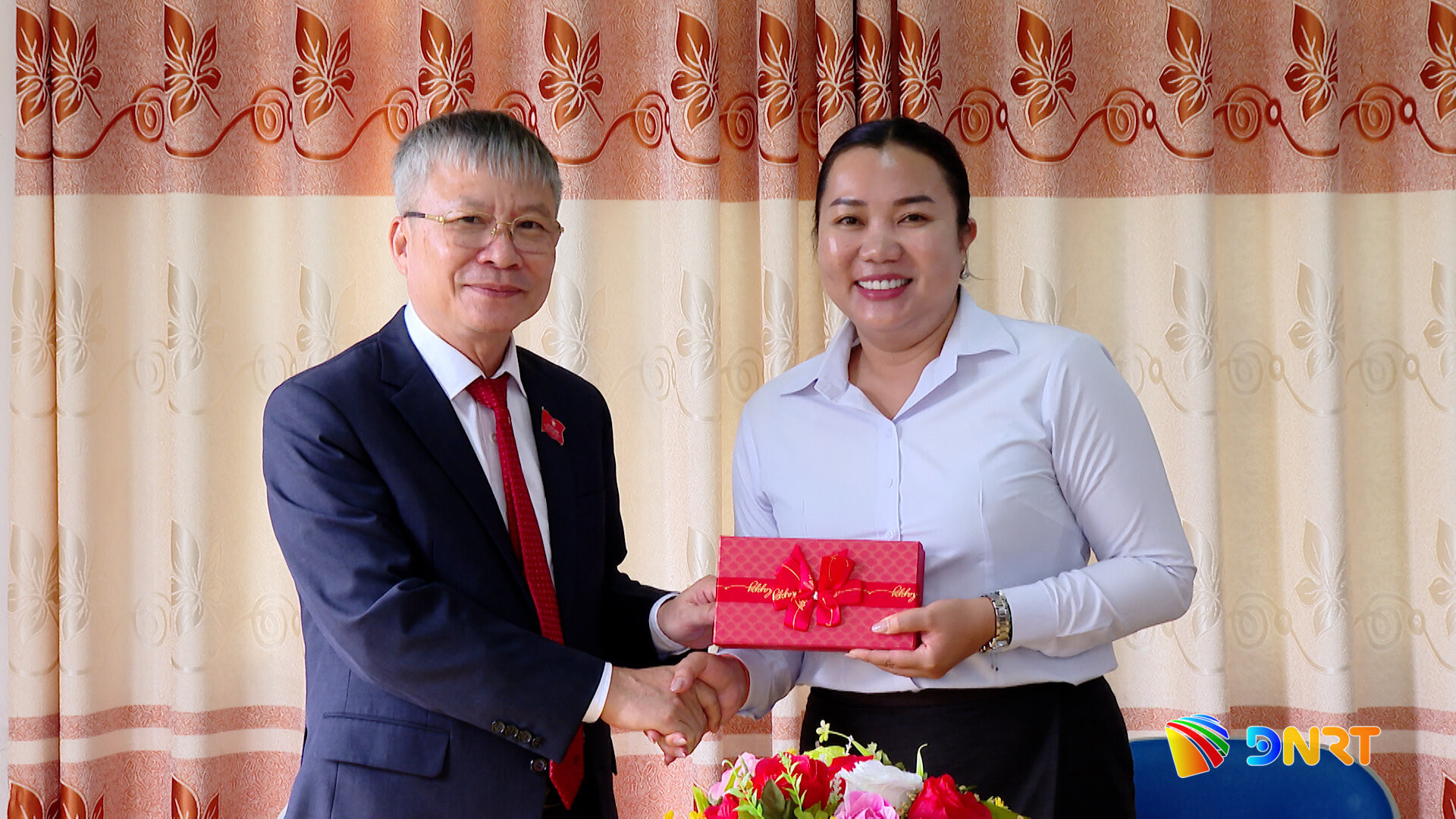 TRAO QUA CHO TRUNG TAM TIENG VIET1