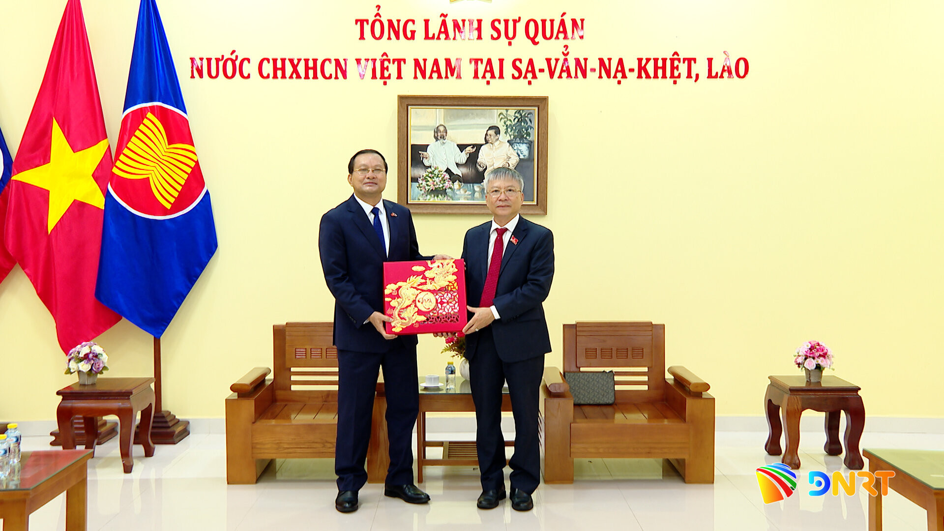 TRAO QUA TONG LANH SU