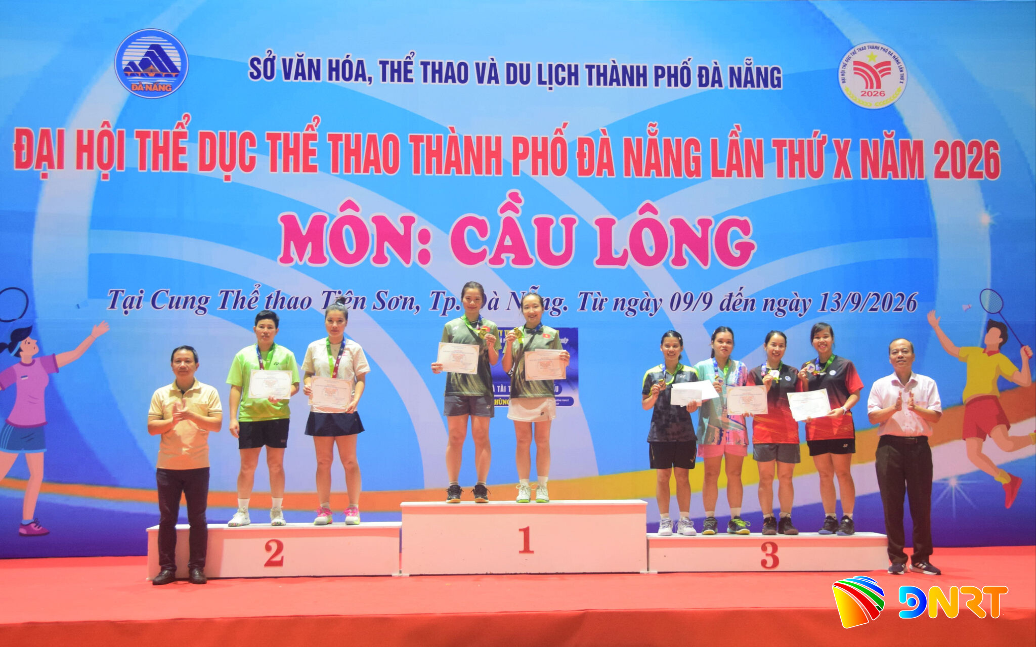 Ban tổ chức trao thưởng cho các vận động viên giành thành tích đôi nữ. Ảnh: PHI NÔNG