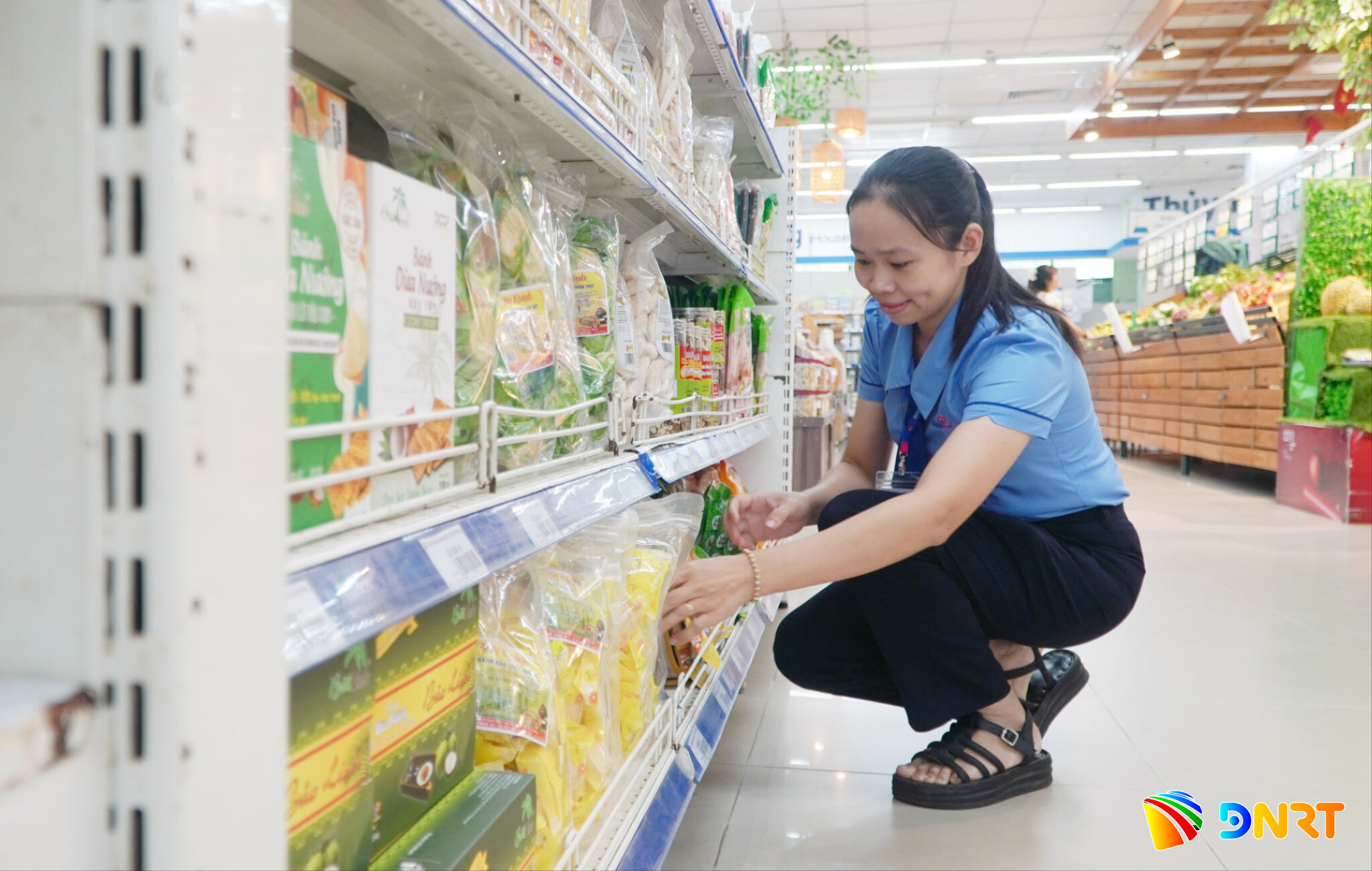 anh-10-chum-2-anh-co.op-mart-tam-ky-cho-biet-san-pham-ocop-co-doanh-thu-kha-on-so-voi-nhung-mat-hang-cung-phan-khuc-2(1).jpg