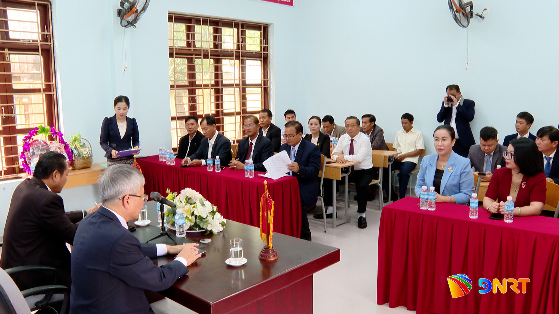Doan cong tac tp nghe bao cao hoat dong Trung tam Tieng Viet