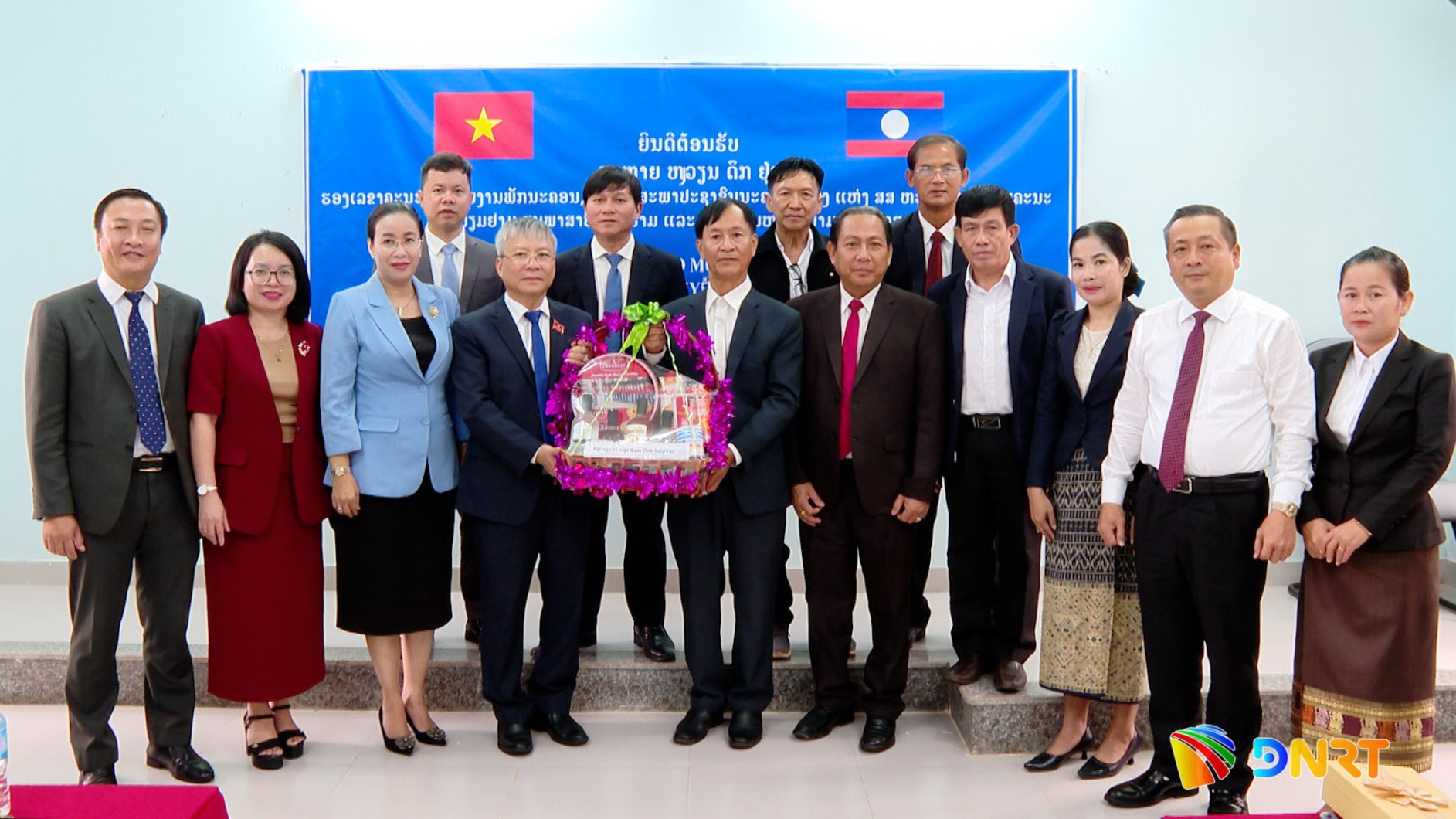 hoi-nguoi-viet-trao-qua-doan-cong-tac-tp(1).jpg