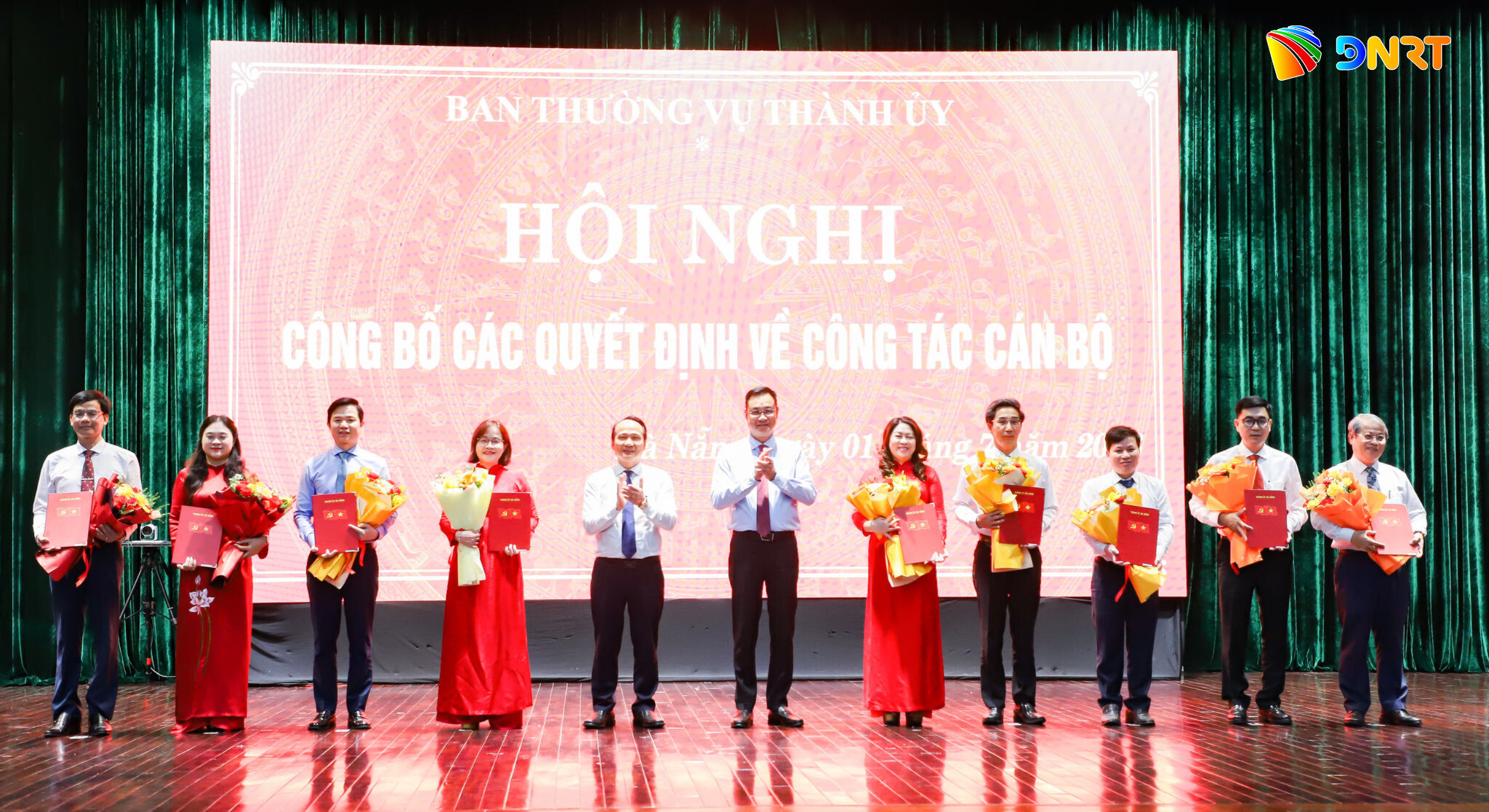 Việc lựa chọn nhân sự được đánh giá kỹ lưỡng, tránh quy hoạch dàn trải, hình thức. Trong ảnh: Lãnh đạo Thành ủy trao quyết định điều động, bổ nhiệm cán bộ chủ chốt thành phố. Ảnh: NGỌC PHÚ