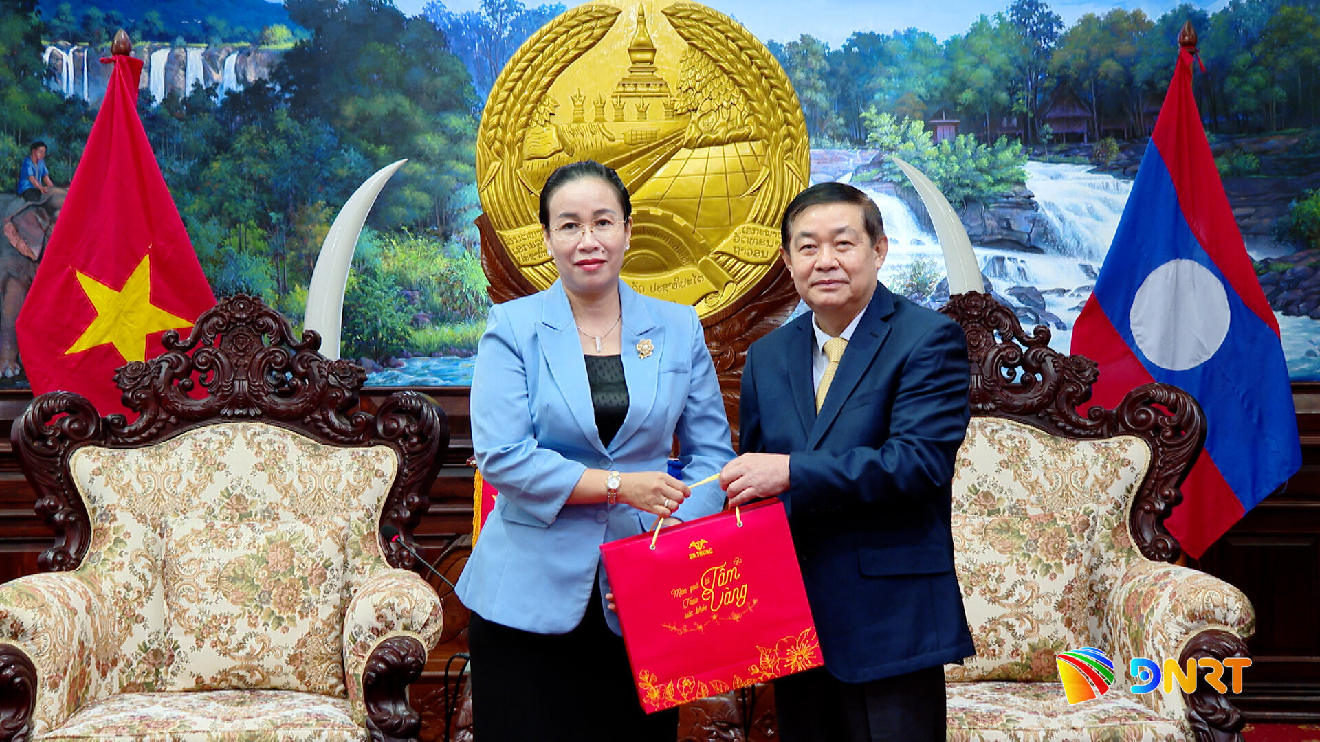 PCT THI TRAO QUA CHO LANH DAO TINH
