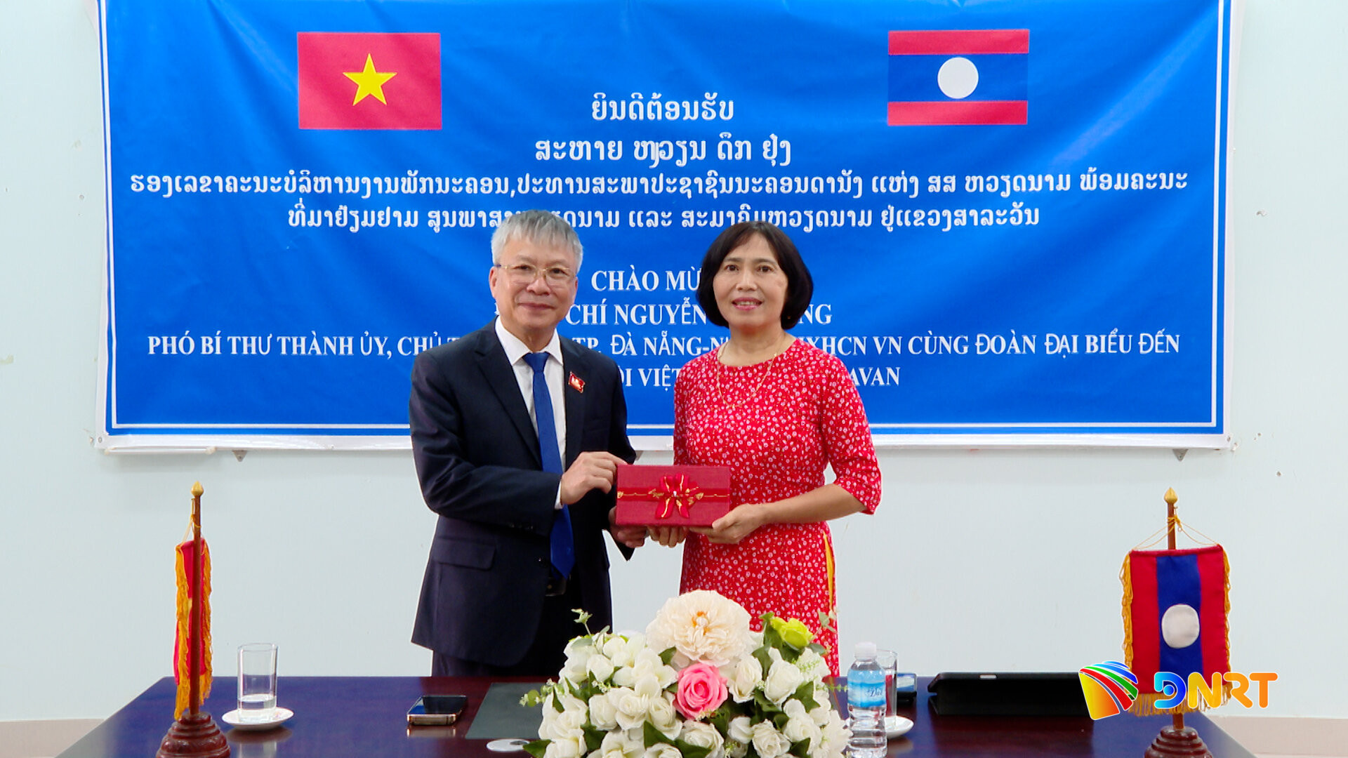 trao qua cho giao vien tieng viet