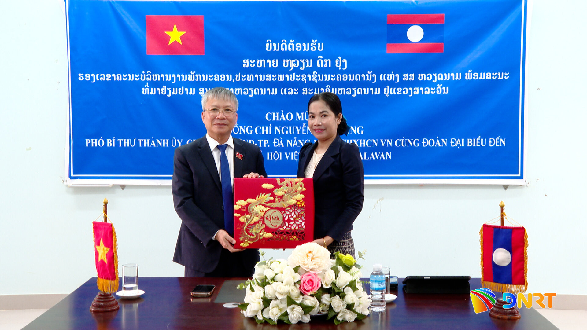 Trao qua cho Trung tam Tieng Viet