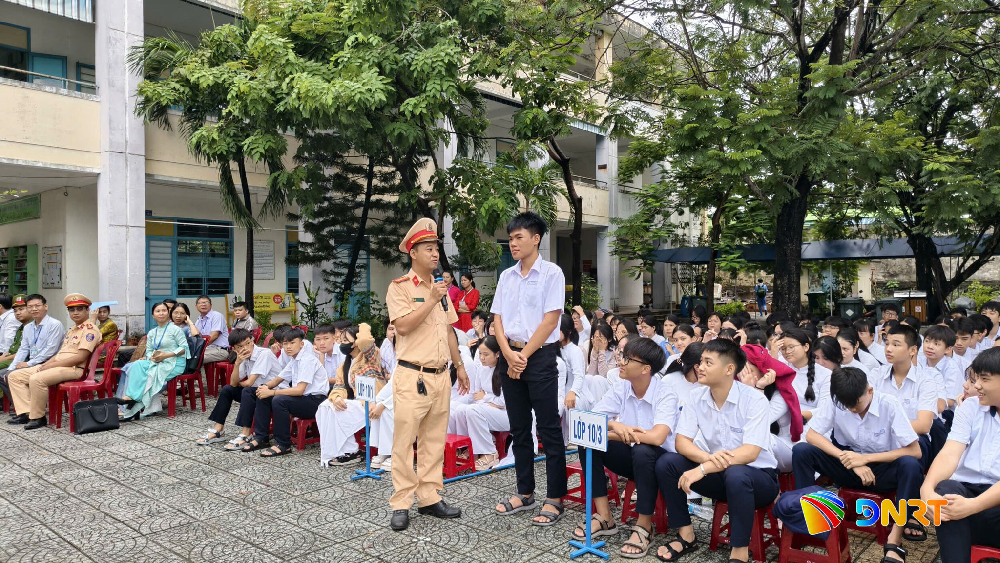 Học sinh Trường THPT Thanh Khê tham gia kiểm tra kiến thức giao thông thông qua ứng dụng ôn luyện thi giấy phép lái xe. Ảnh: KHUÊ TRUNG